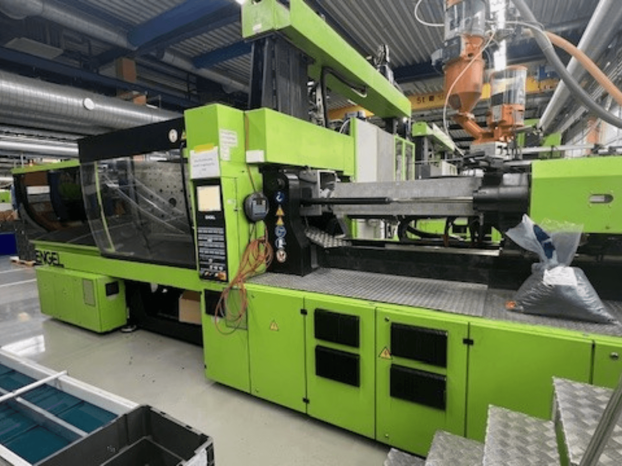 Engel Victory VC1800/300 P hydraulische spuitgietmachine, groene buitenkant, vooraanzicht met bedieningspaneel en werkruimte zichtbaar.