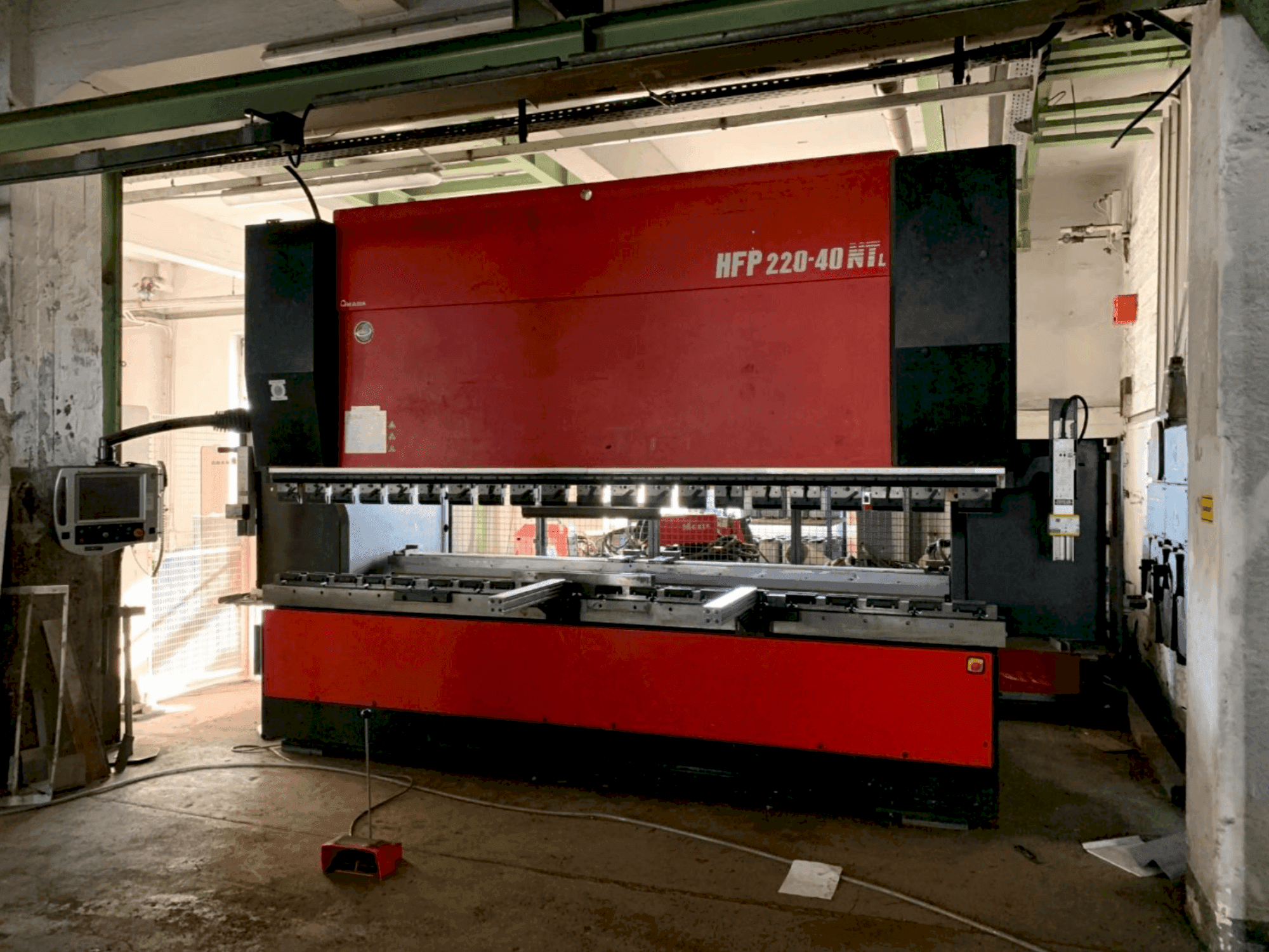 Vooraanzicht van AMADA HFP NT 220-4L machine