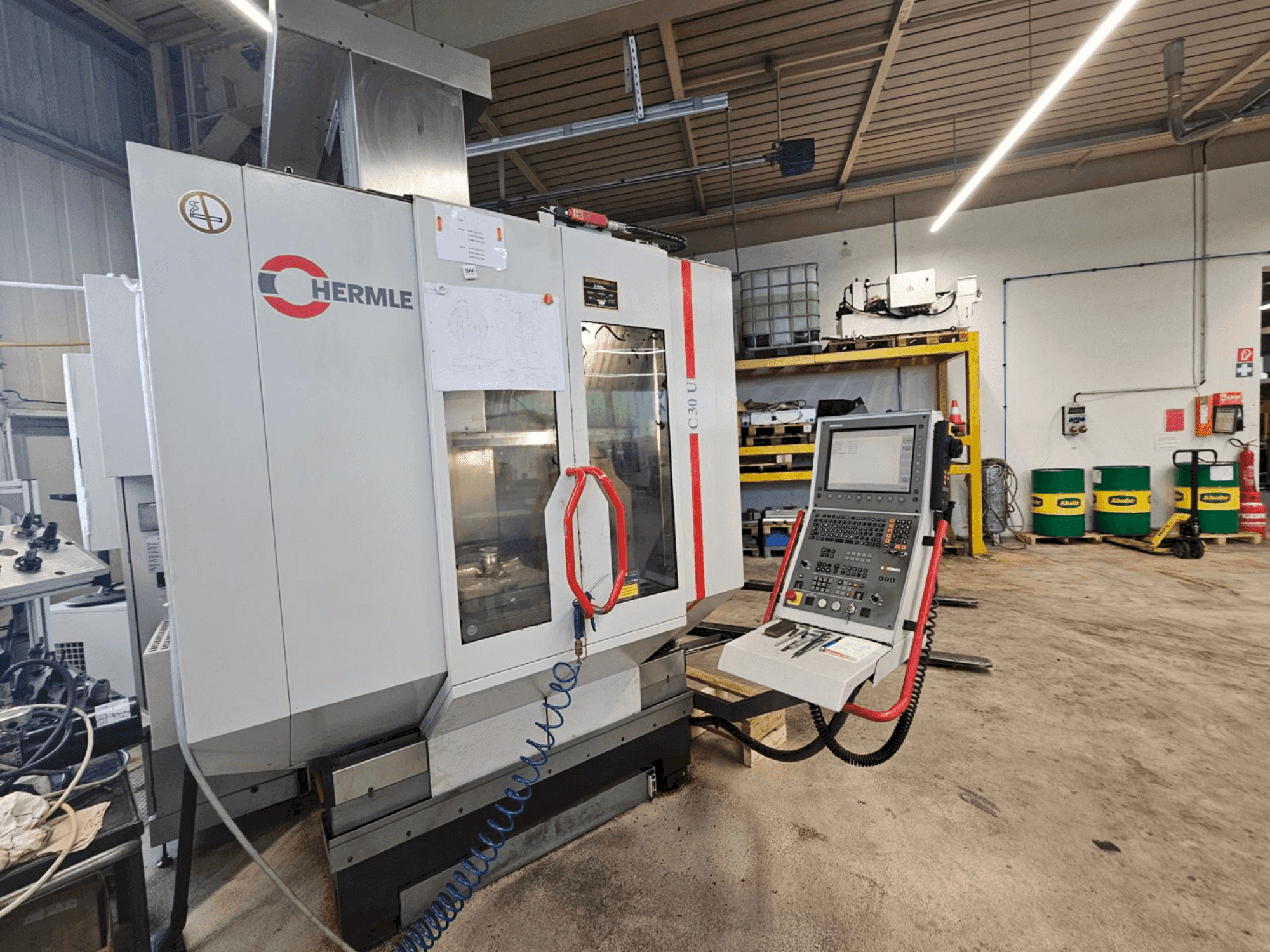 Vooraanzicht van HERMLE C 30 U machine