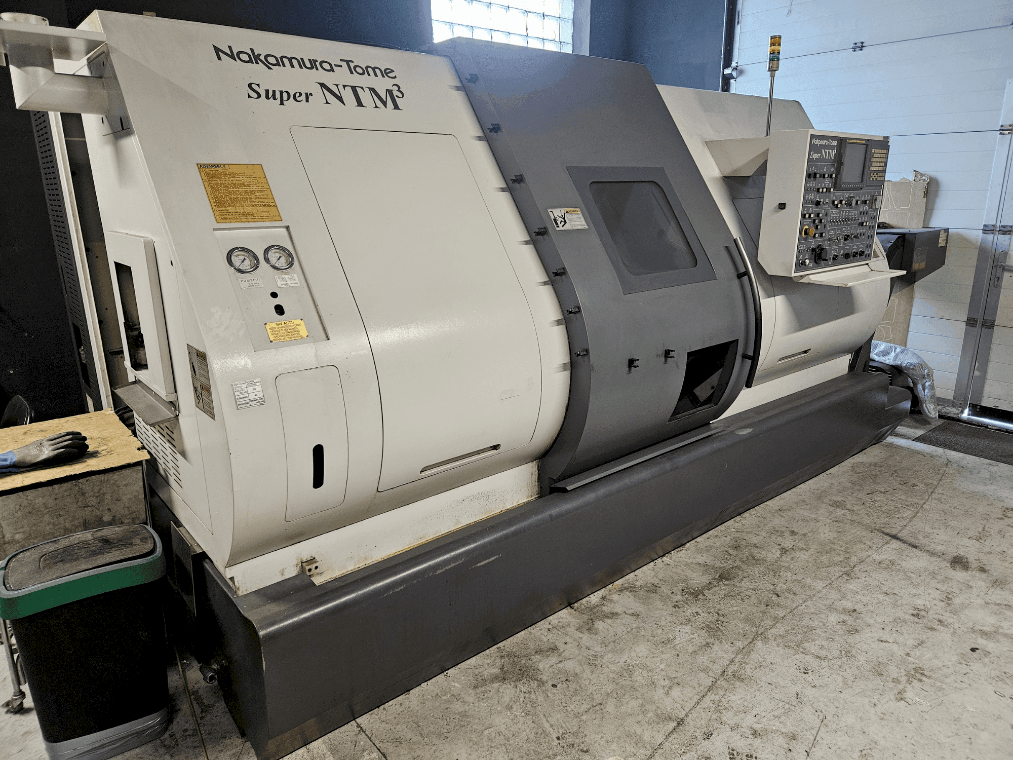 Vooraanzicht van NAKAMURA-TOME Super NTM3 machine