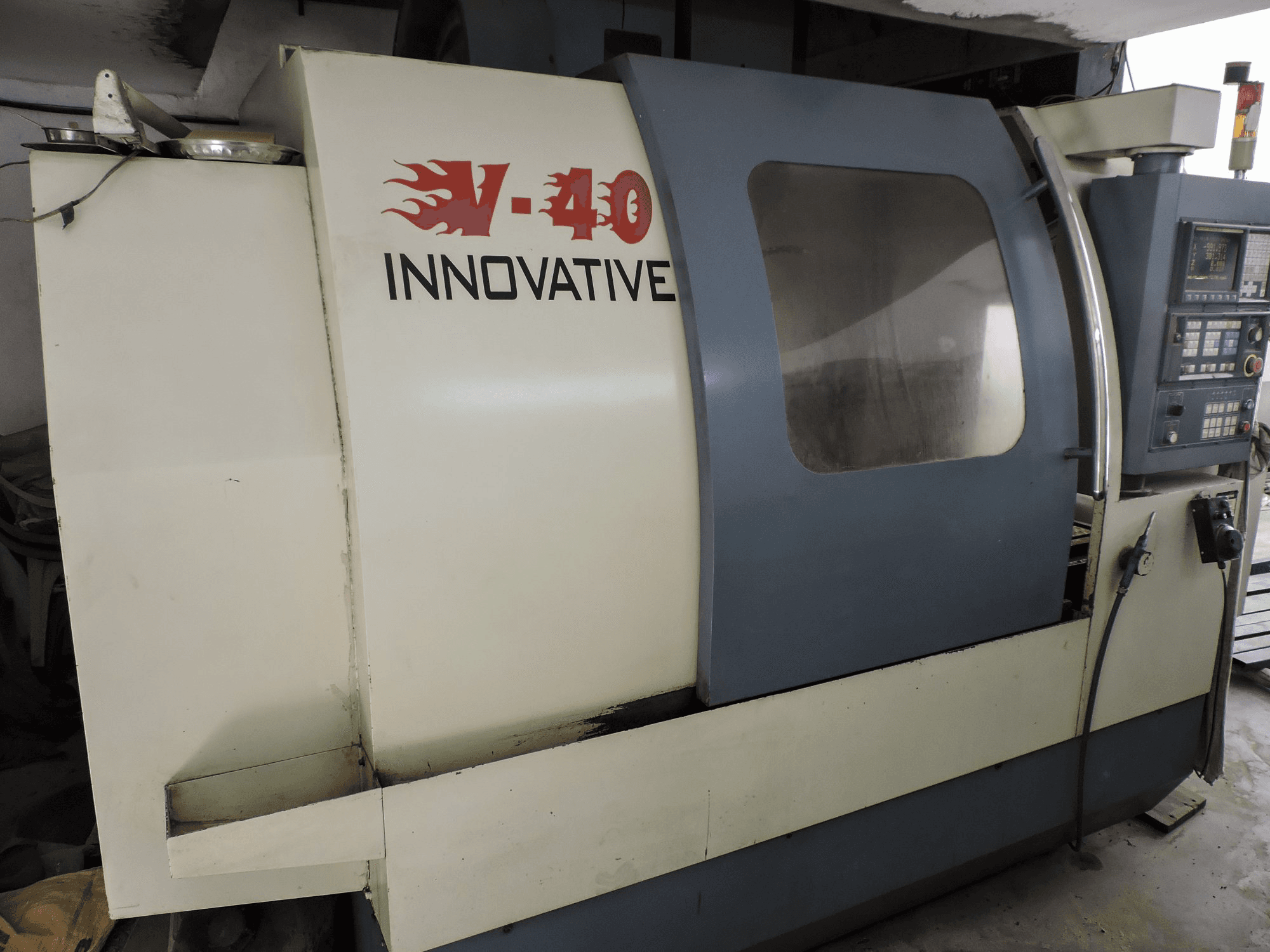 Links zicht van Leadwell V-40 machine