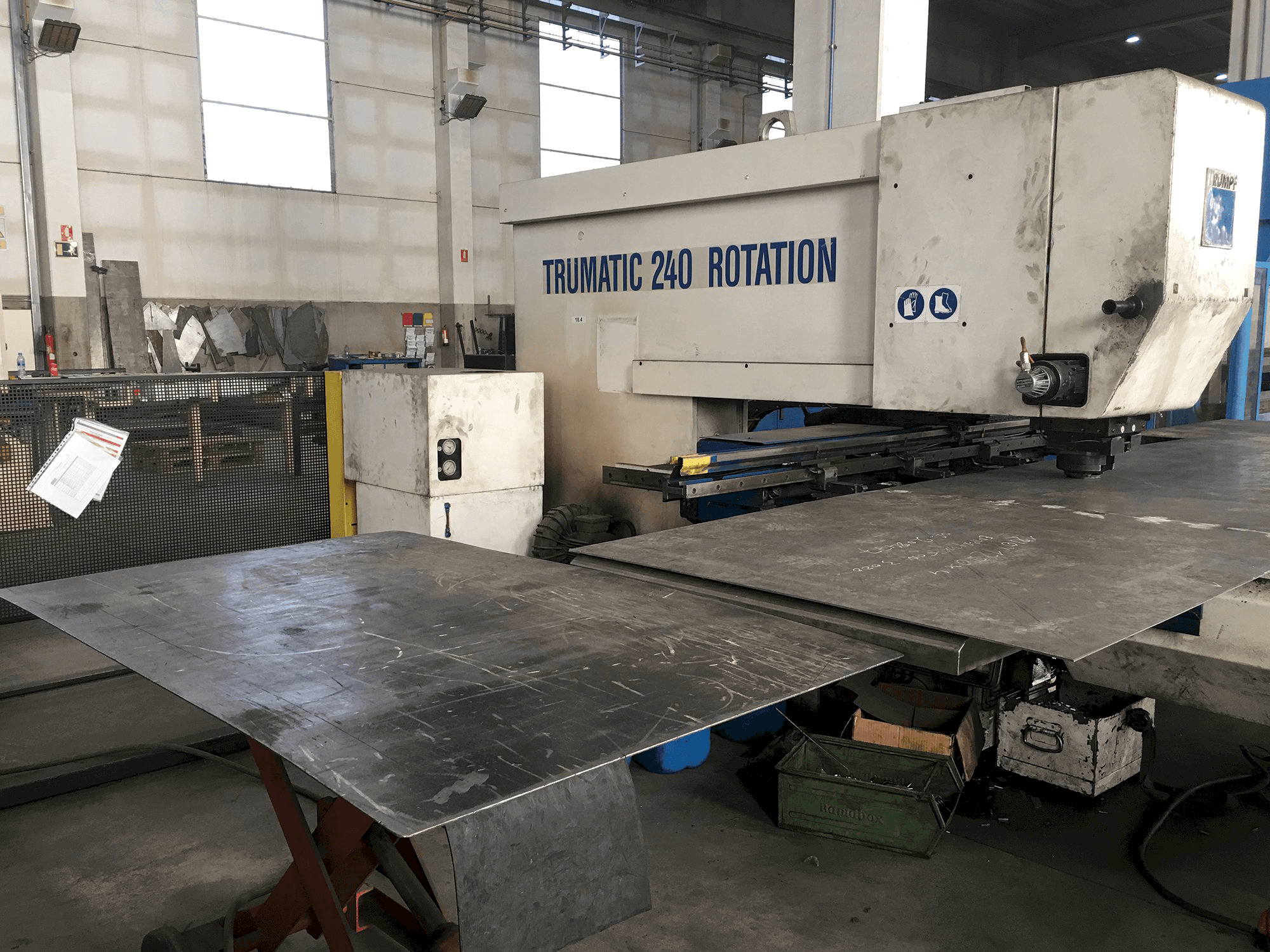 Links zicht van Trumpf Trumatic 240 machine