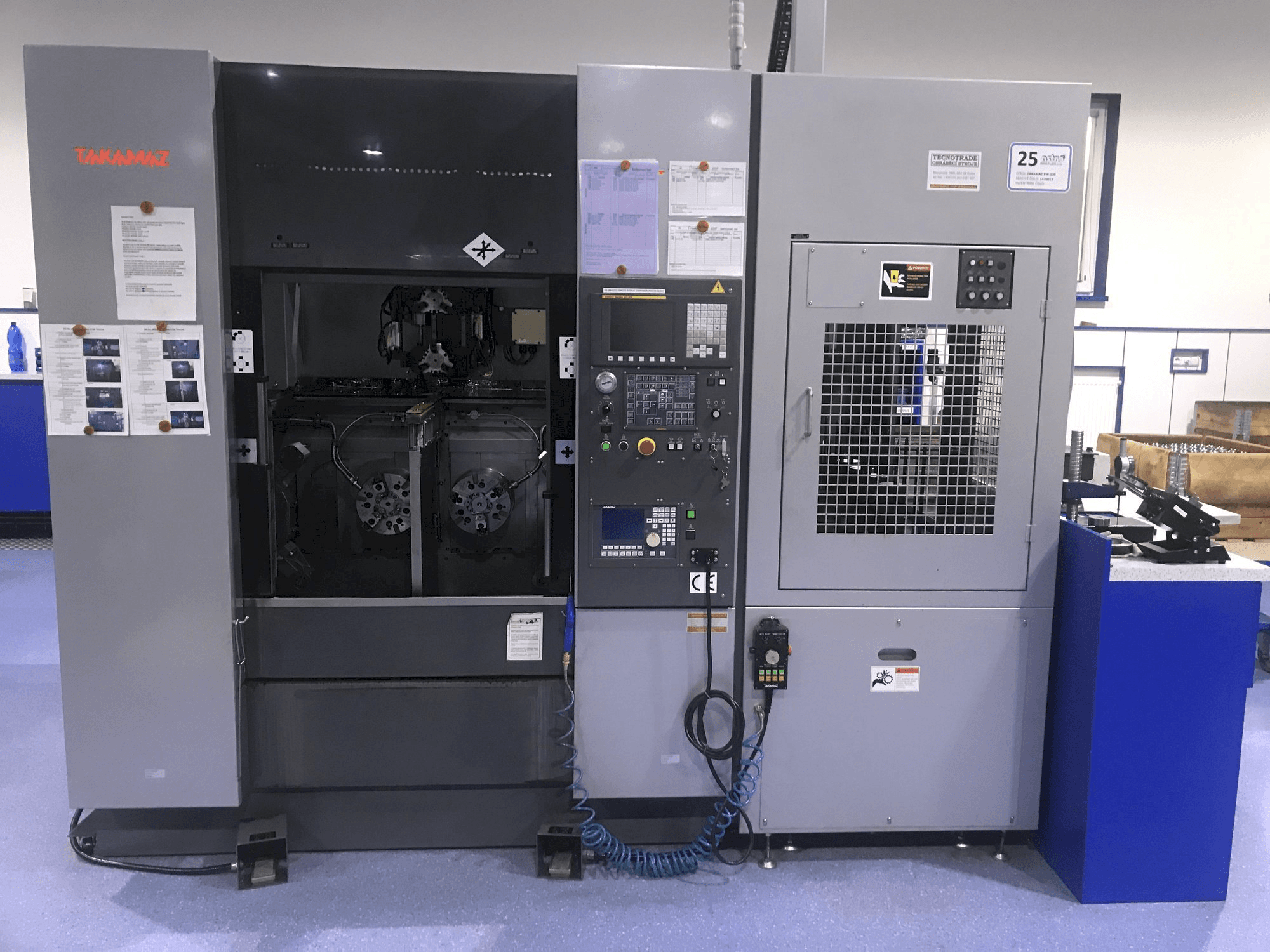 Vooraanzicht van Takamaz XW-130 machine