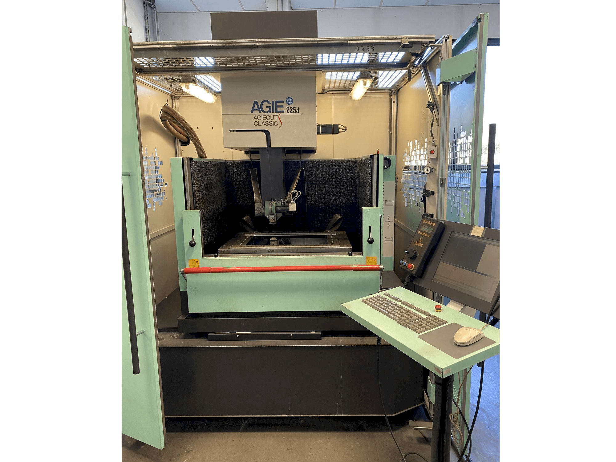 Vooraanzicht van AGIE Agiecut Classic 3s machine