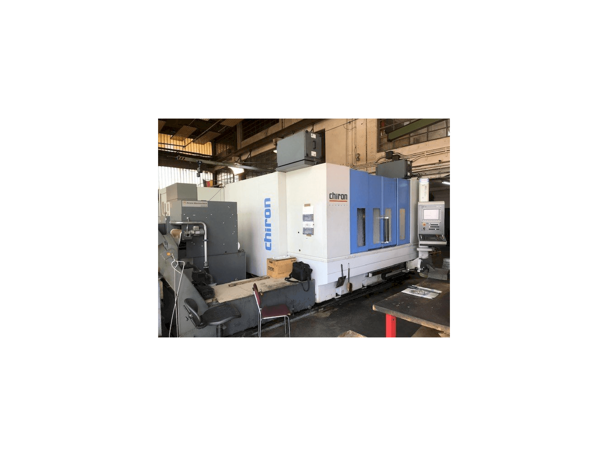 Vooraanzicht van CHIRON Mill 2000 machine