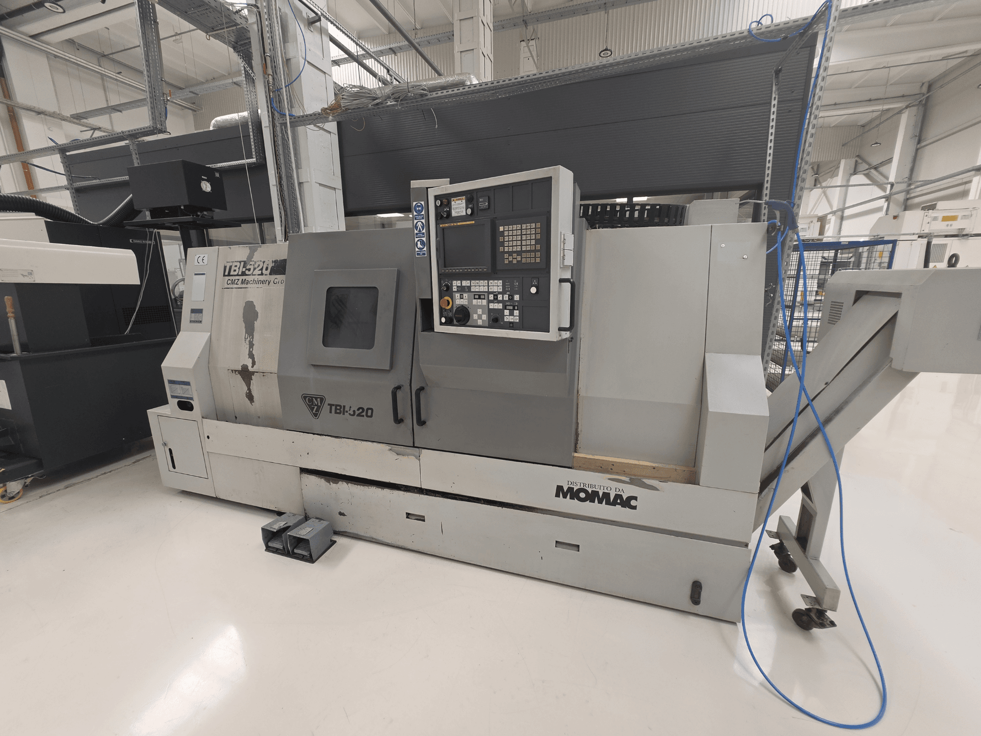 CMZ TBI-520 horizontale draaibank, zijaanzicht, met weergave van het bedieningspaneel en machineonderdelen in een strakke industriële omgeving.