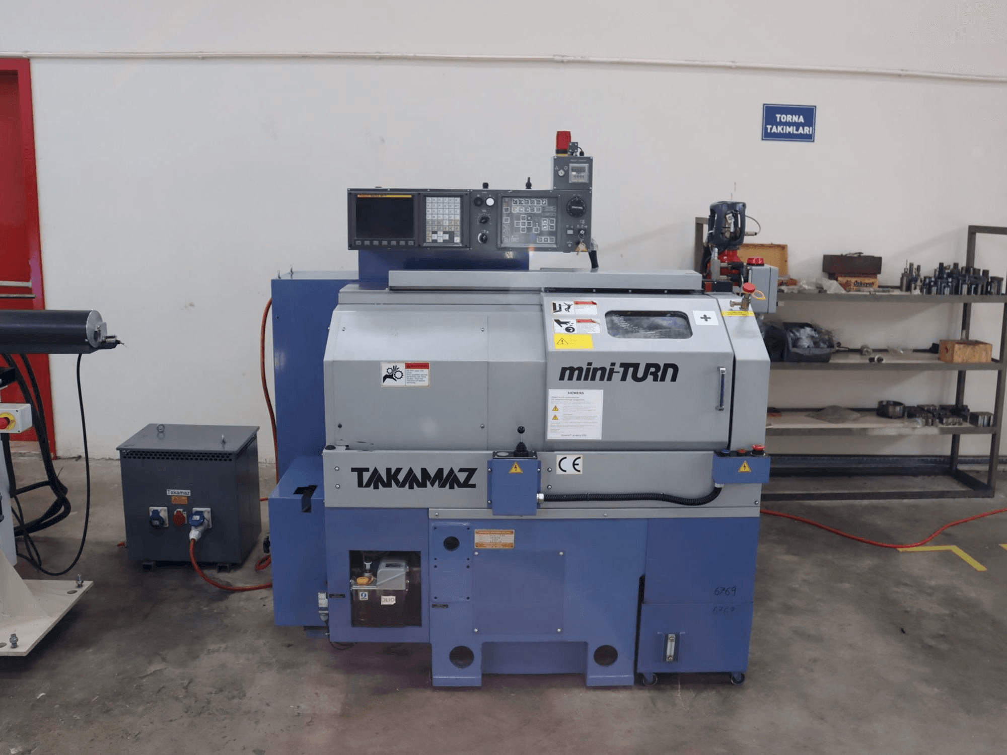 Vooraanzicht van Takamaz mini-TURN machine