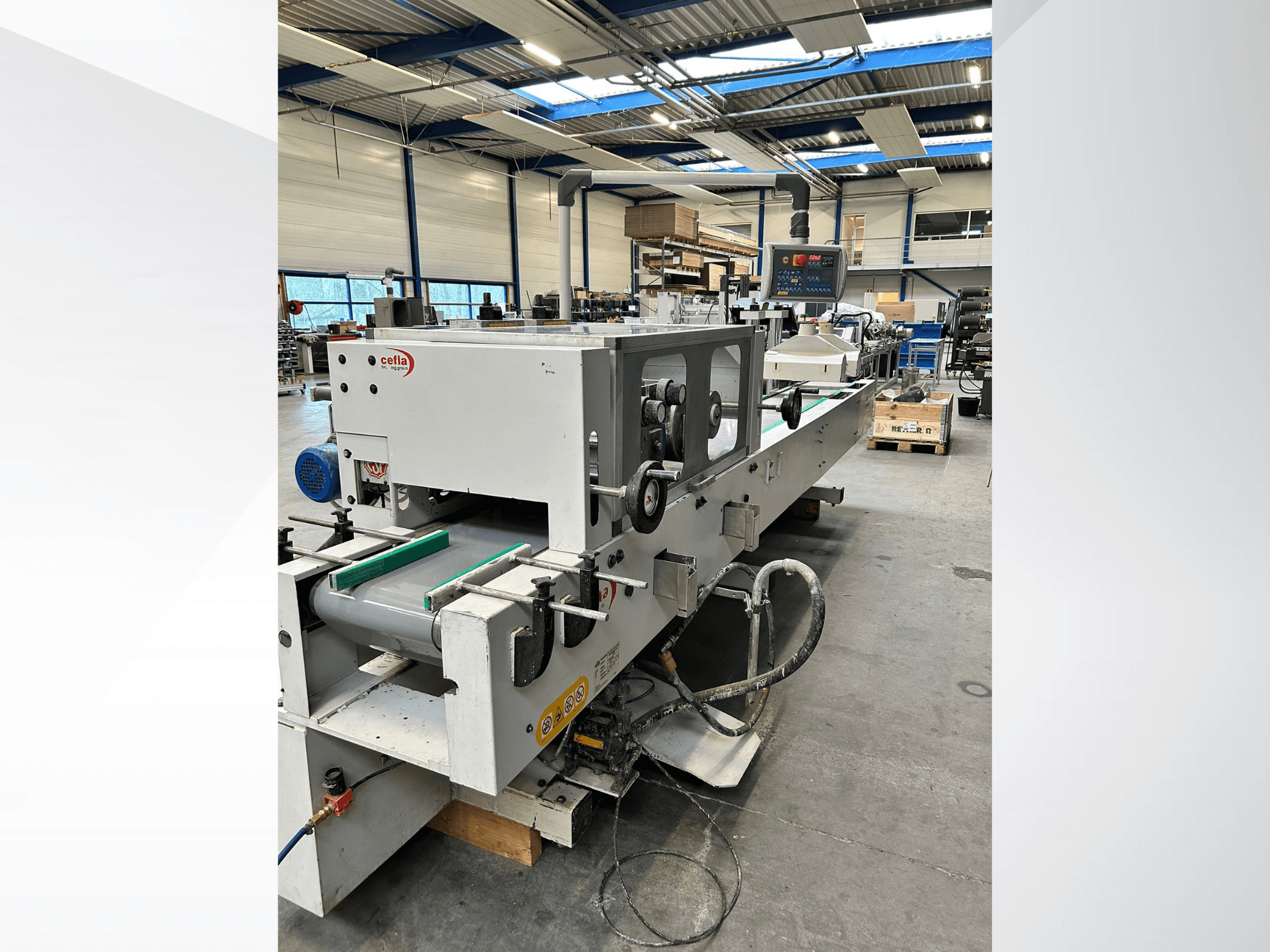 Vooraanzicht van de CEFLA Smartparquet MRF-2VS/300 houtbewerkingsmachine, met het bedieningspaneel en de transportband met groene rollen.