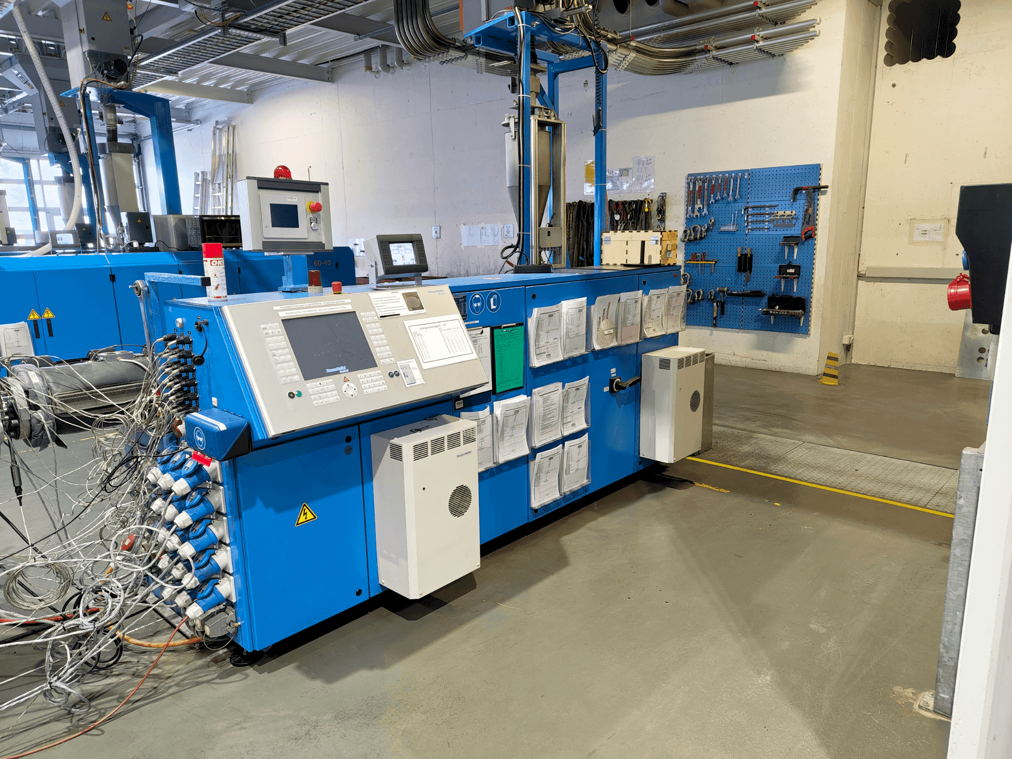 Vooraanzicht van Krauss Maffei KME 75-36 R AC machine