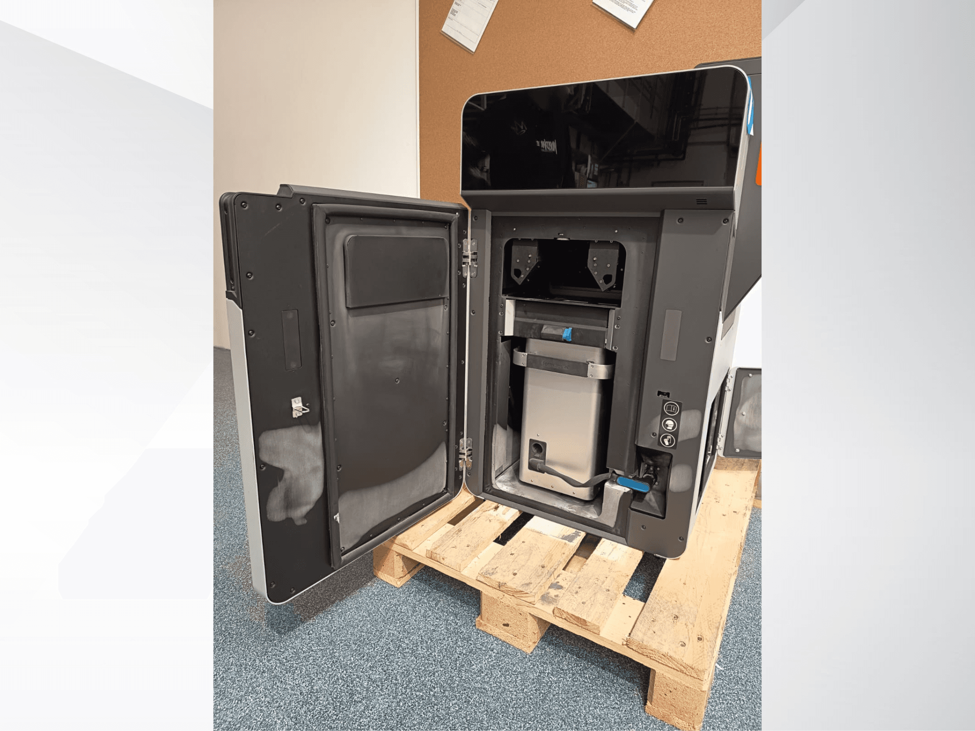FORMLABS Fuse 1 kunststof 3D printer, zijaanzicht met open deur die de interne componenten en het bedieningspaneel onthult.