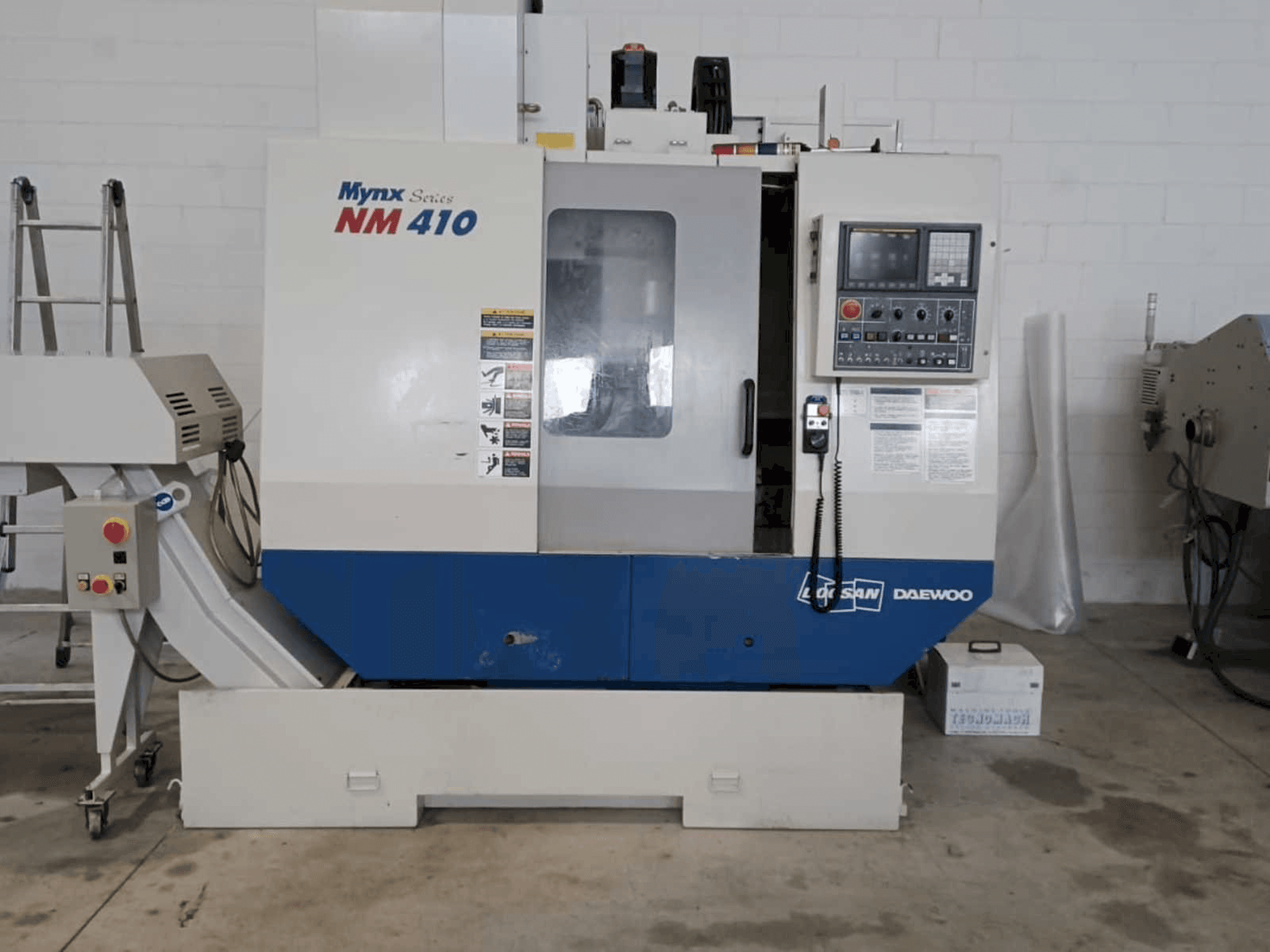 Vooraanzicht van Doosan Mynx NM 410 machine