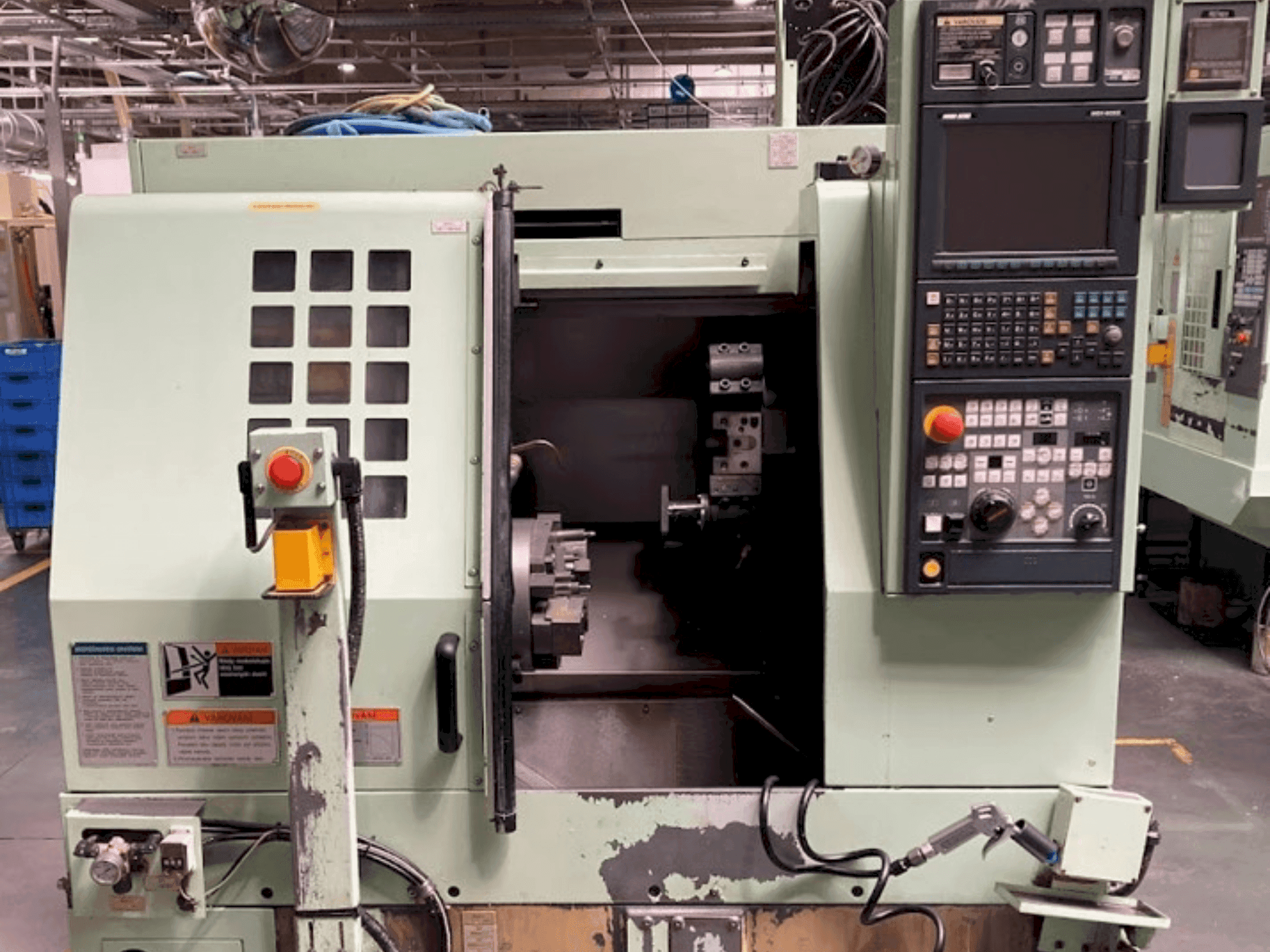 Vooraanzicht van MORI SEIKI CL2000B machine