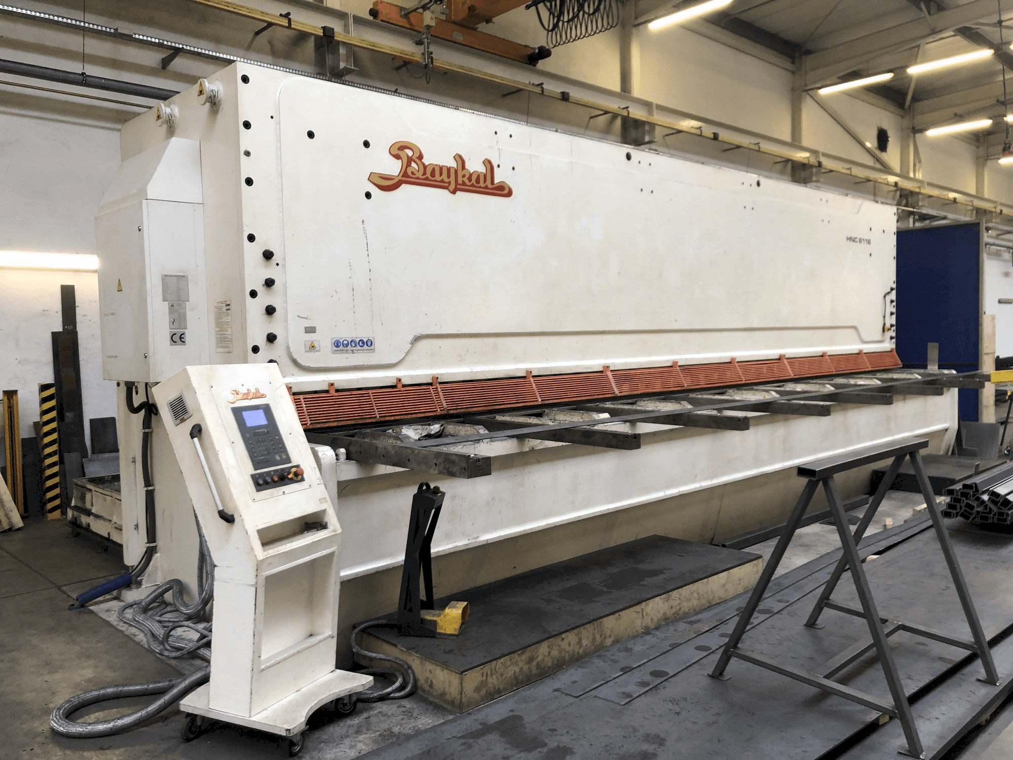 Vooraanzicht van Baykal HNC 8116 machine