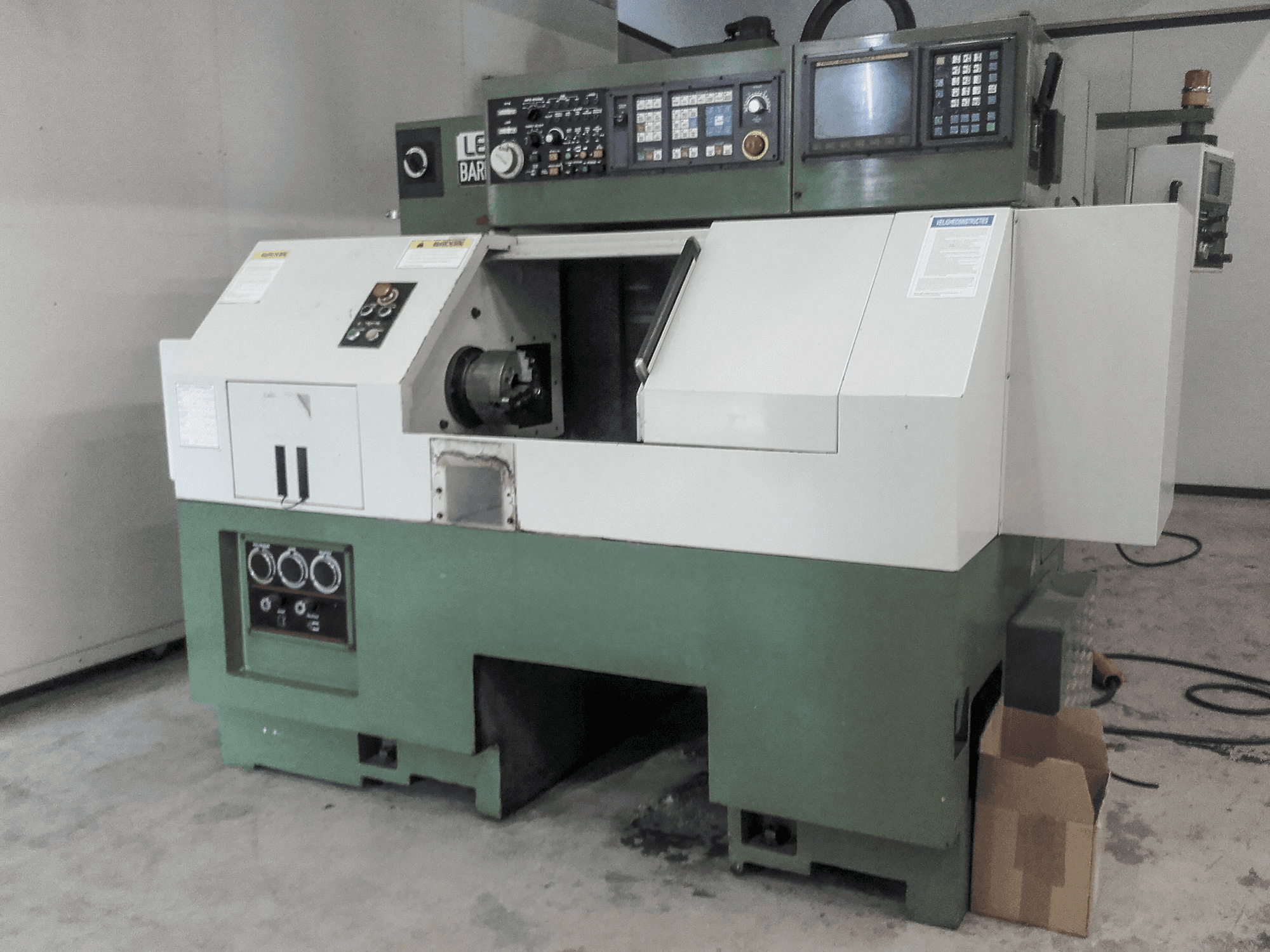 Links zicht van Leadwell Barmaster 40 machine