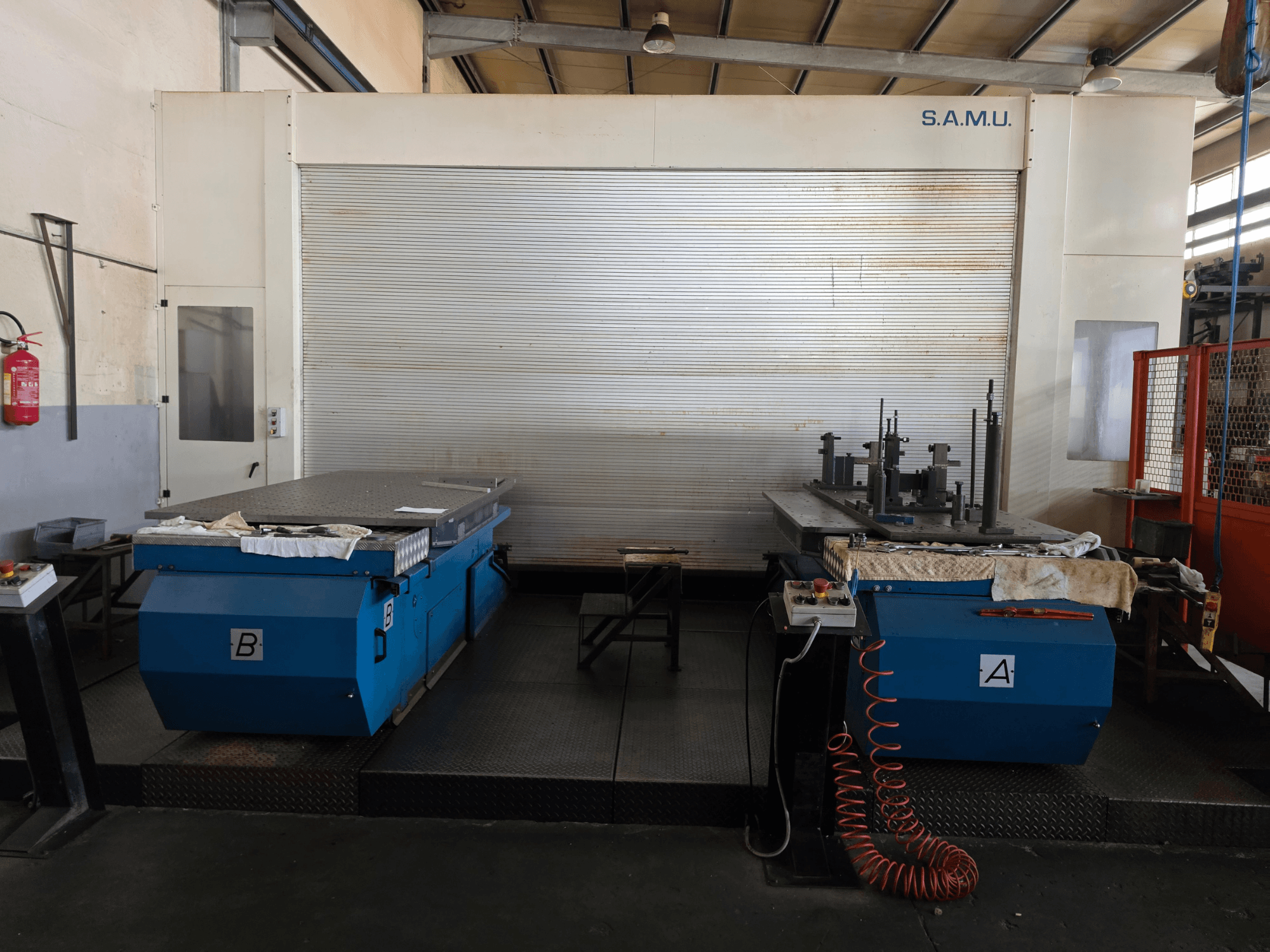 Het horizontale bewerkingscentrum Mandelli RS1500 U25, gezien vanaf de voorkant, met twee blauwe werktafels, aangeduid met A en B.