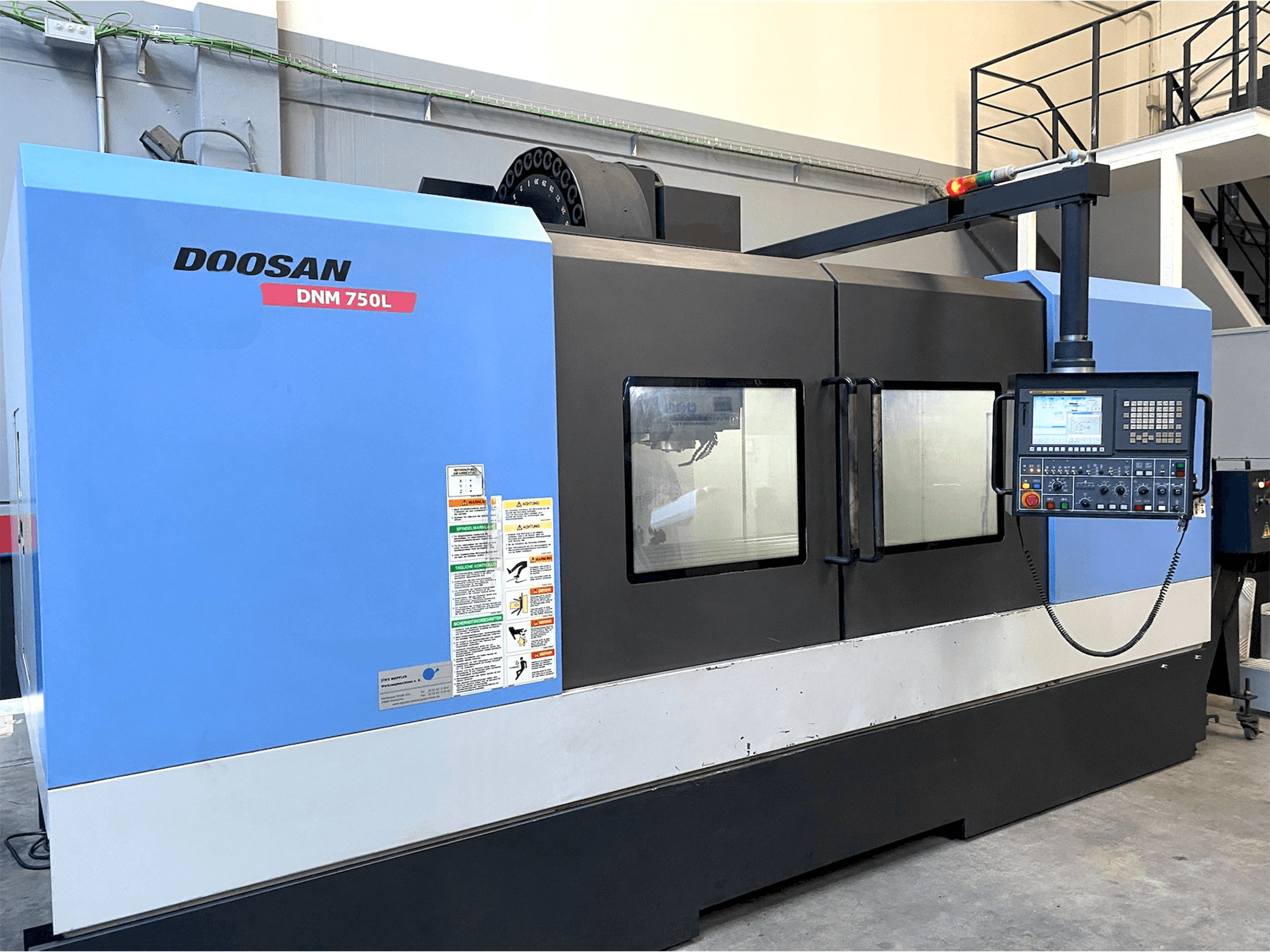 Vooraanzicht van Doosan DNM705L machine