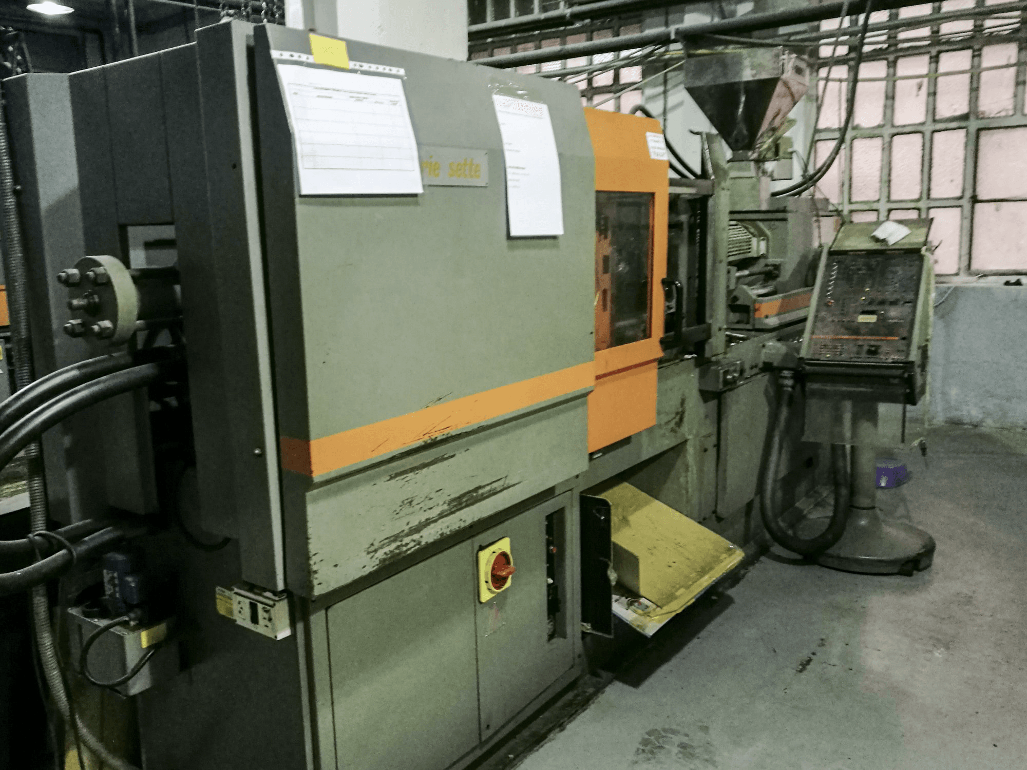 Links zicht van SANDRETTO S.7/95 machine