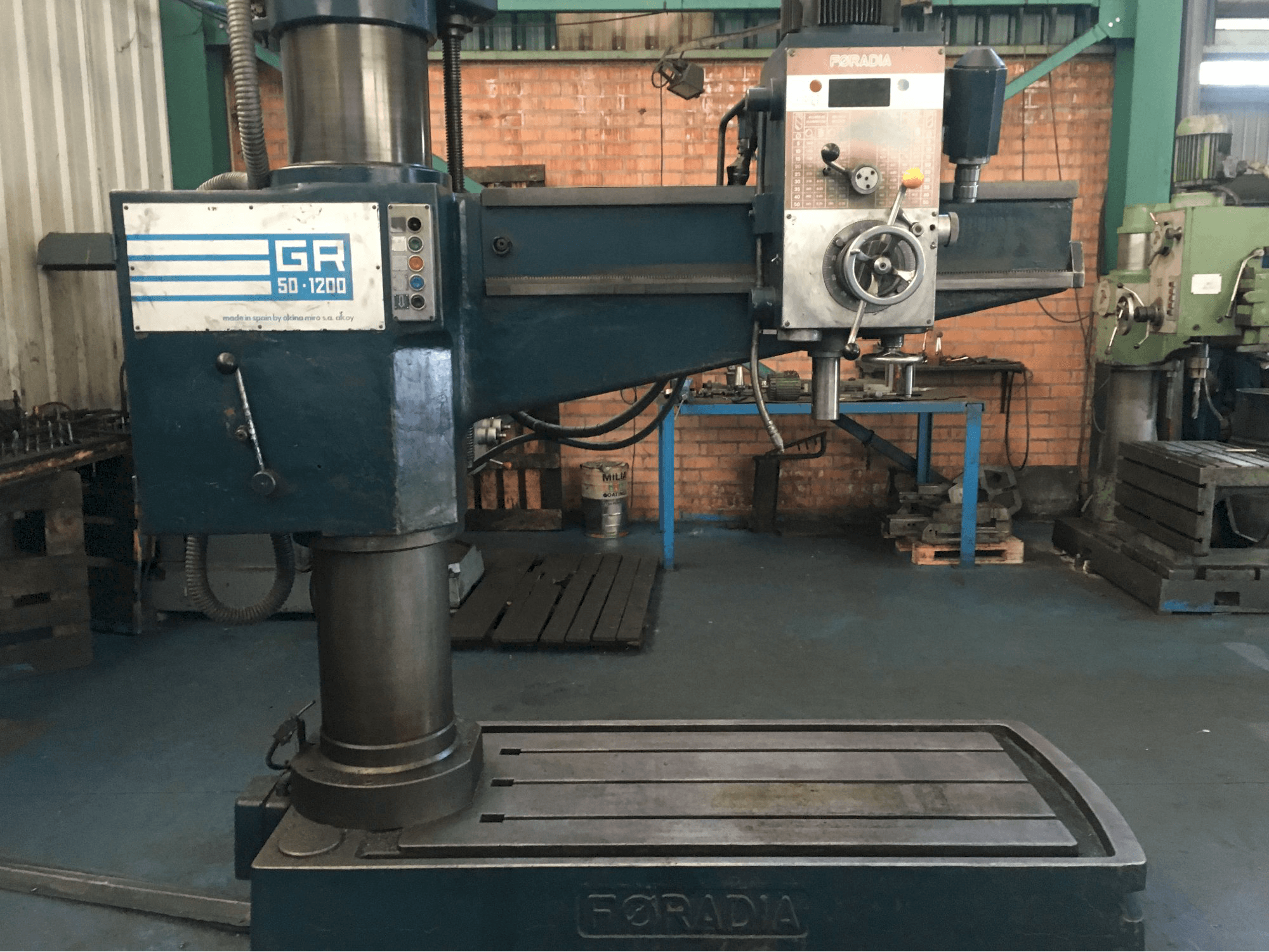 Rechts zijaanzicht van FORADIA GR 50/1200 machine