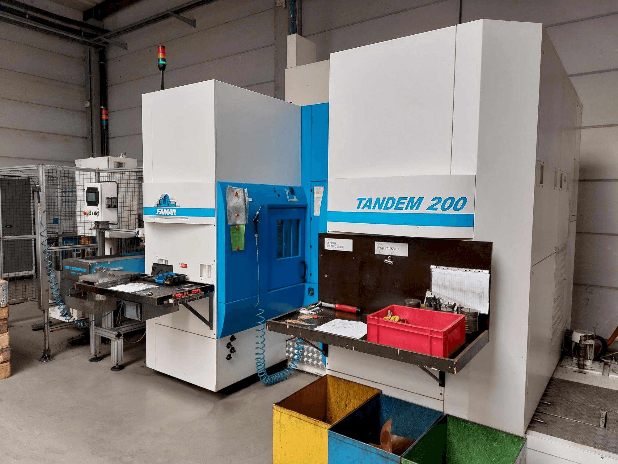 Vooraanzicht van Famar Tandem 200 machine