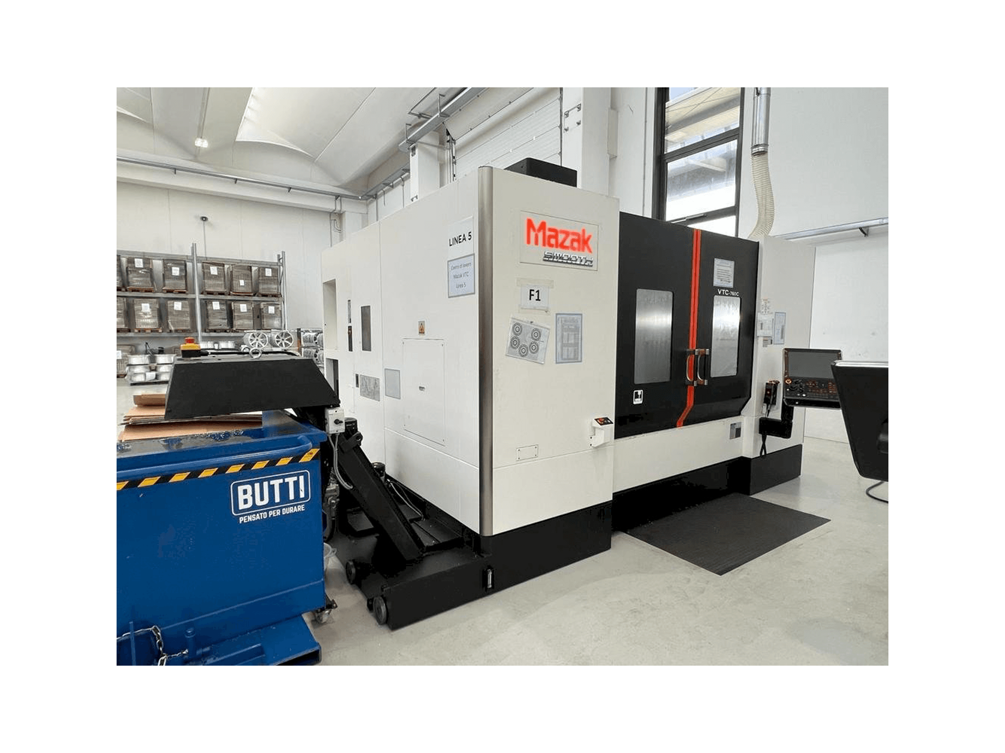 Vooraanzicht van Mazak VTC 760 machine