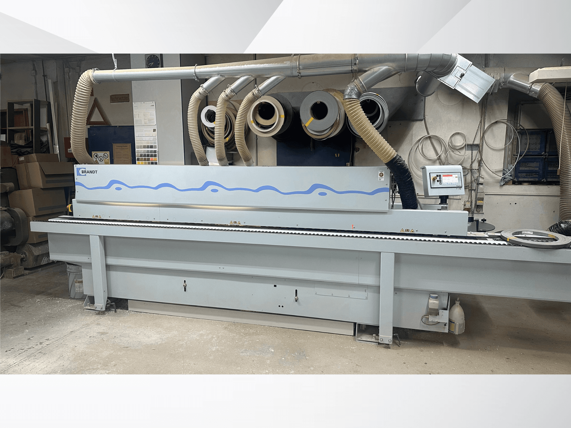 HOMAG KDF 230-kantenlijmmachine in een werkplaats, met een vooraanzicht, het bedieningspaneel en het stofafzuigsysteem.