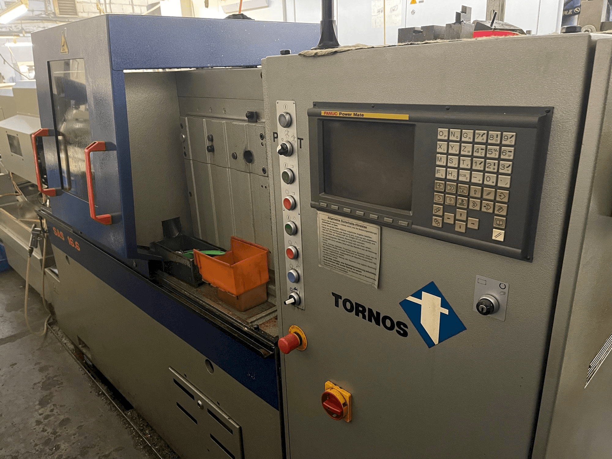 Vooraanzicht van TORNOS SAS 16.6 machine