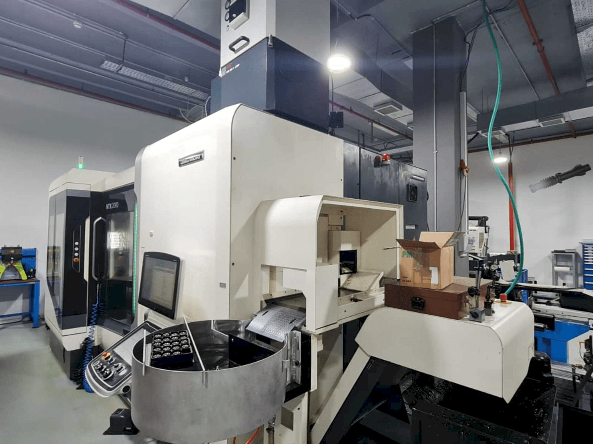 Rechts zijaanzicht van DMG MORI NTX2000/1500SZ machine