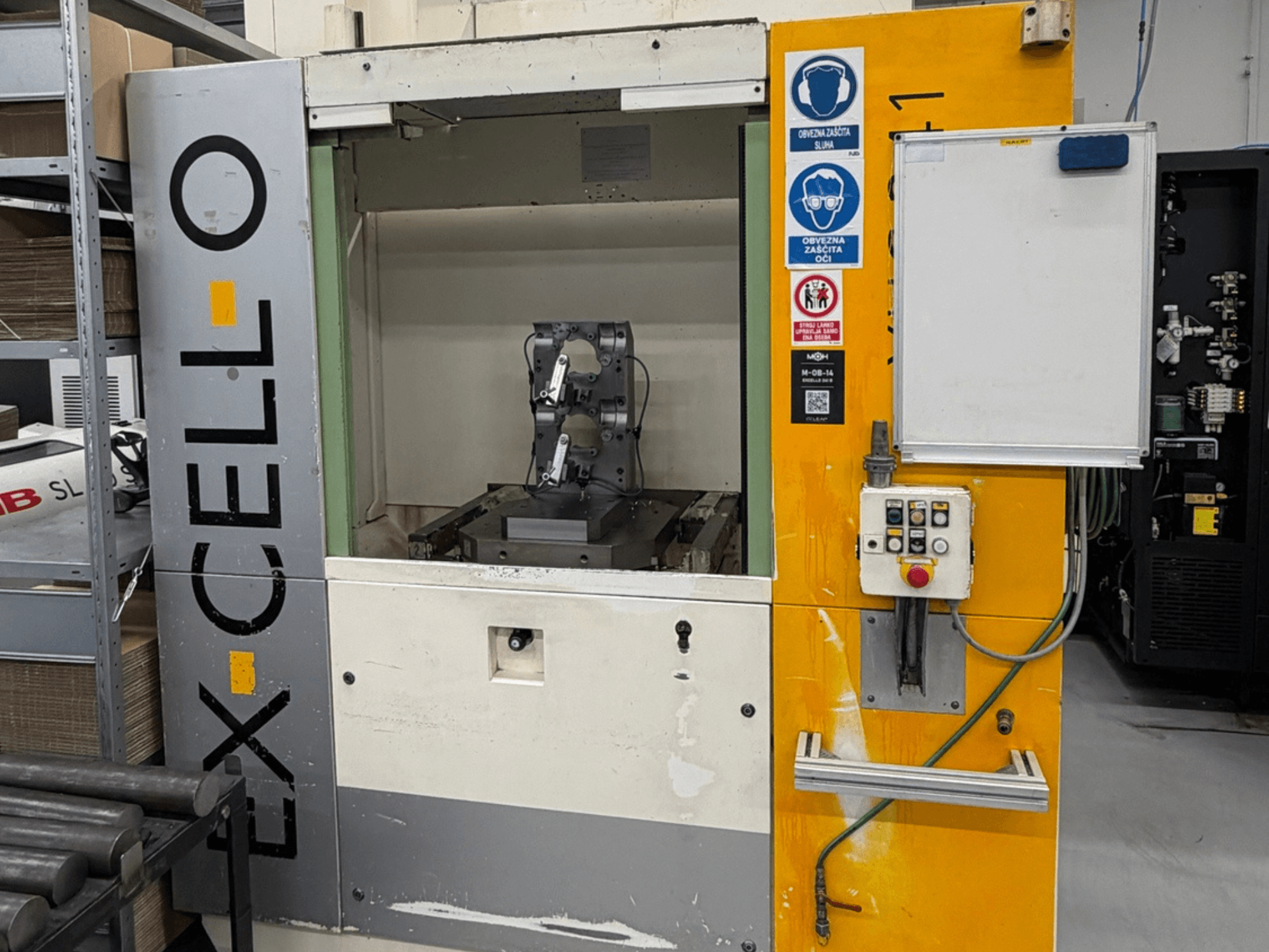 Vooraanzicht van EXCELLO XHC 241 M/3 horizontaal bewerkingscentrum met zichtbaar bedieningspaneel en machine-interieur.