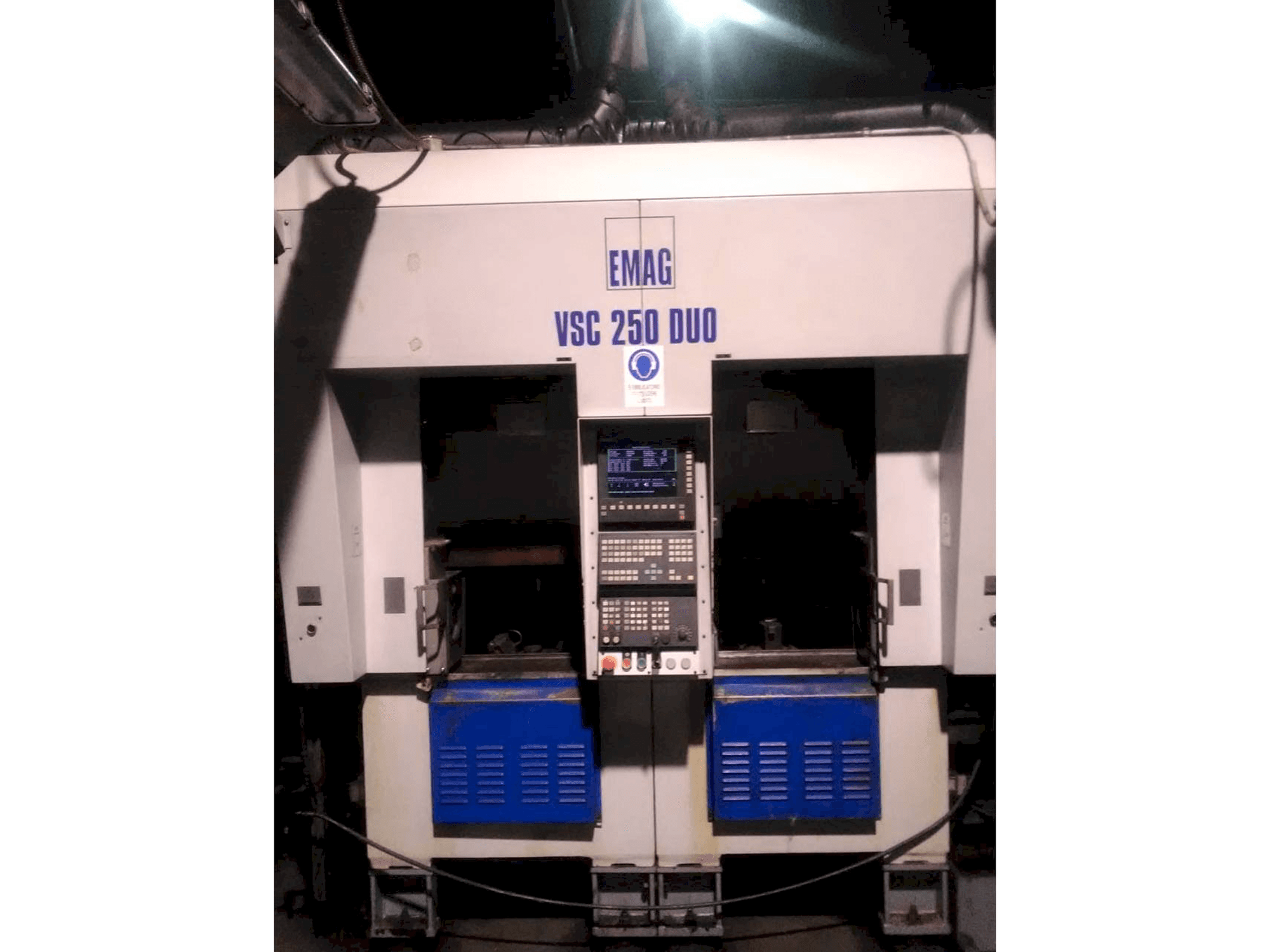 Vooraanzicht van EMAG VSC 250 Duo machine
