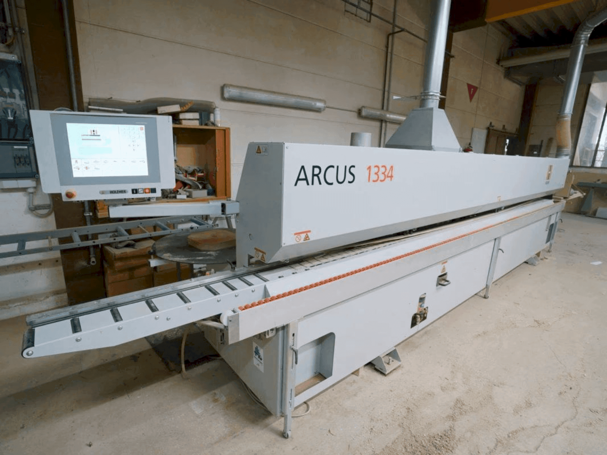 Vooraanzicht van HOLZHER ARCUS 1334 FV2 machine