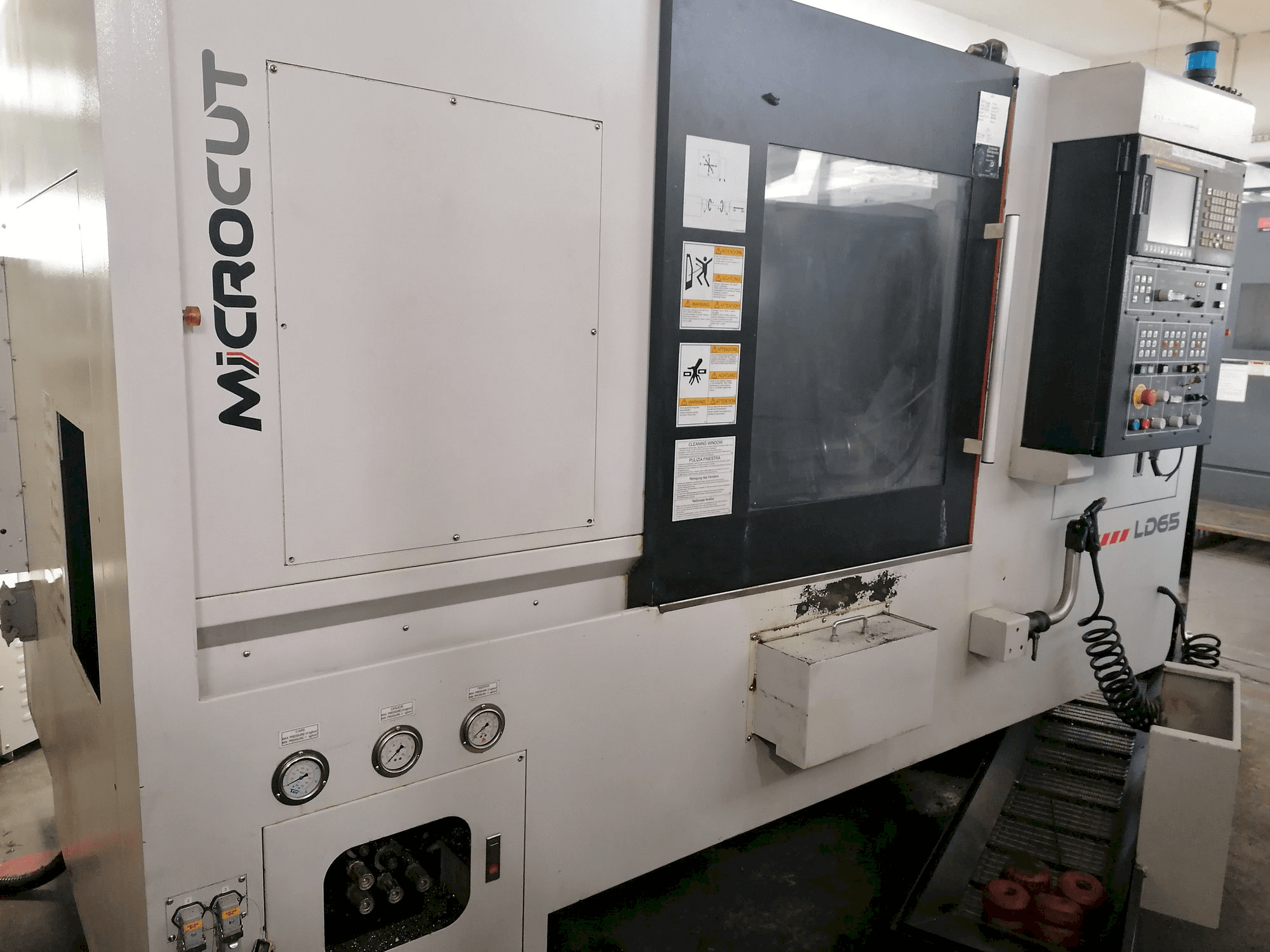 Vooraanzicht van MICROCUT LD-65 machine