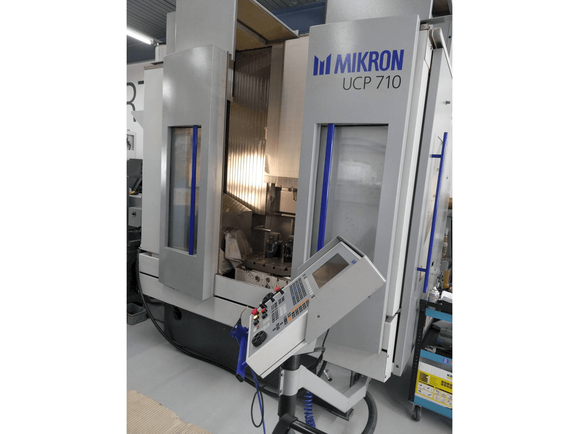 Vooraanzicht van MIKRON UCP 710 machine