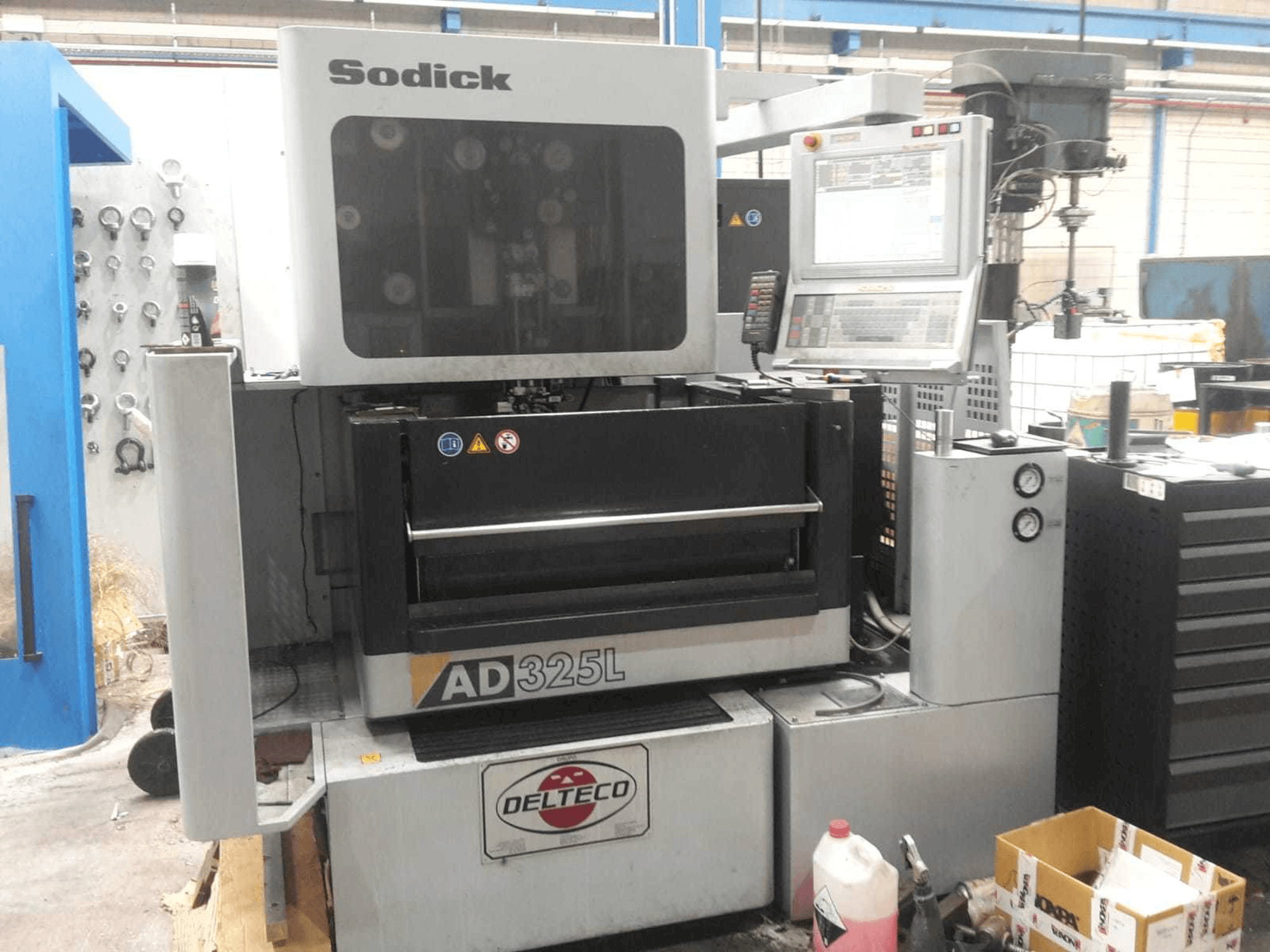 Vooraanzicht van Sodick AD325L machine