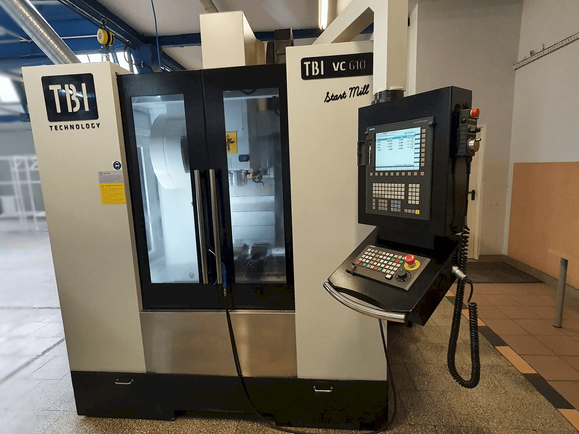 Vooraanzicht van TBI VC610 Start Mill machine