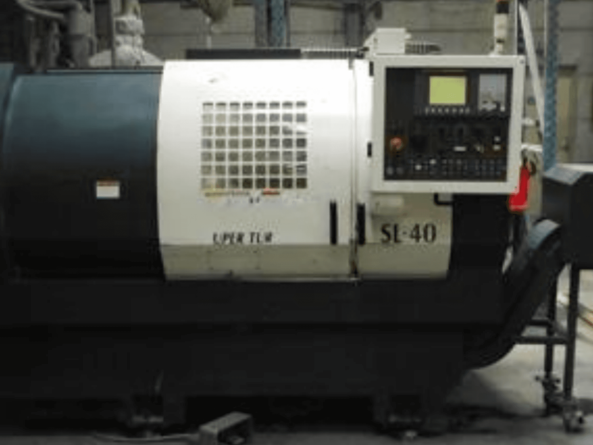 Horizontale draaimachine Johnford SL-40, zijaanzicht met het bedieningspaneel en de behuizing van de hoofdspil.
