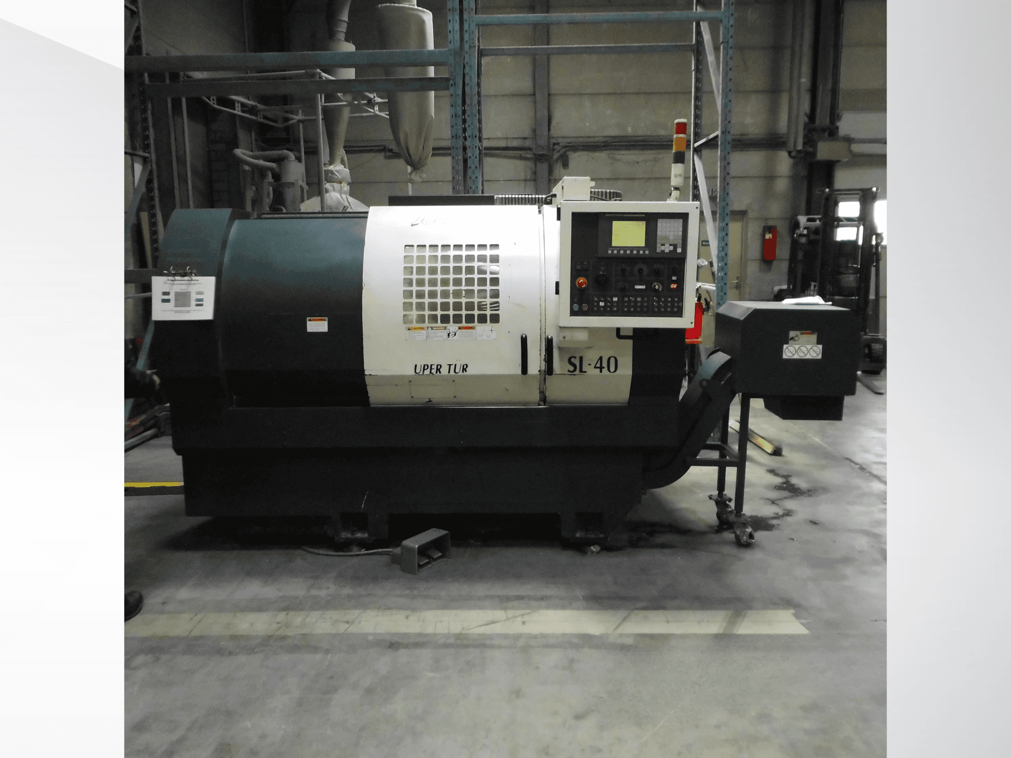 Horizontale draaimachine Johnford SL-40, zijaanzicht, met bedieningspaneel, koelsysteem en stevig onderstel.