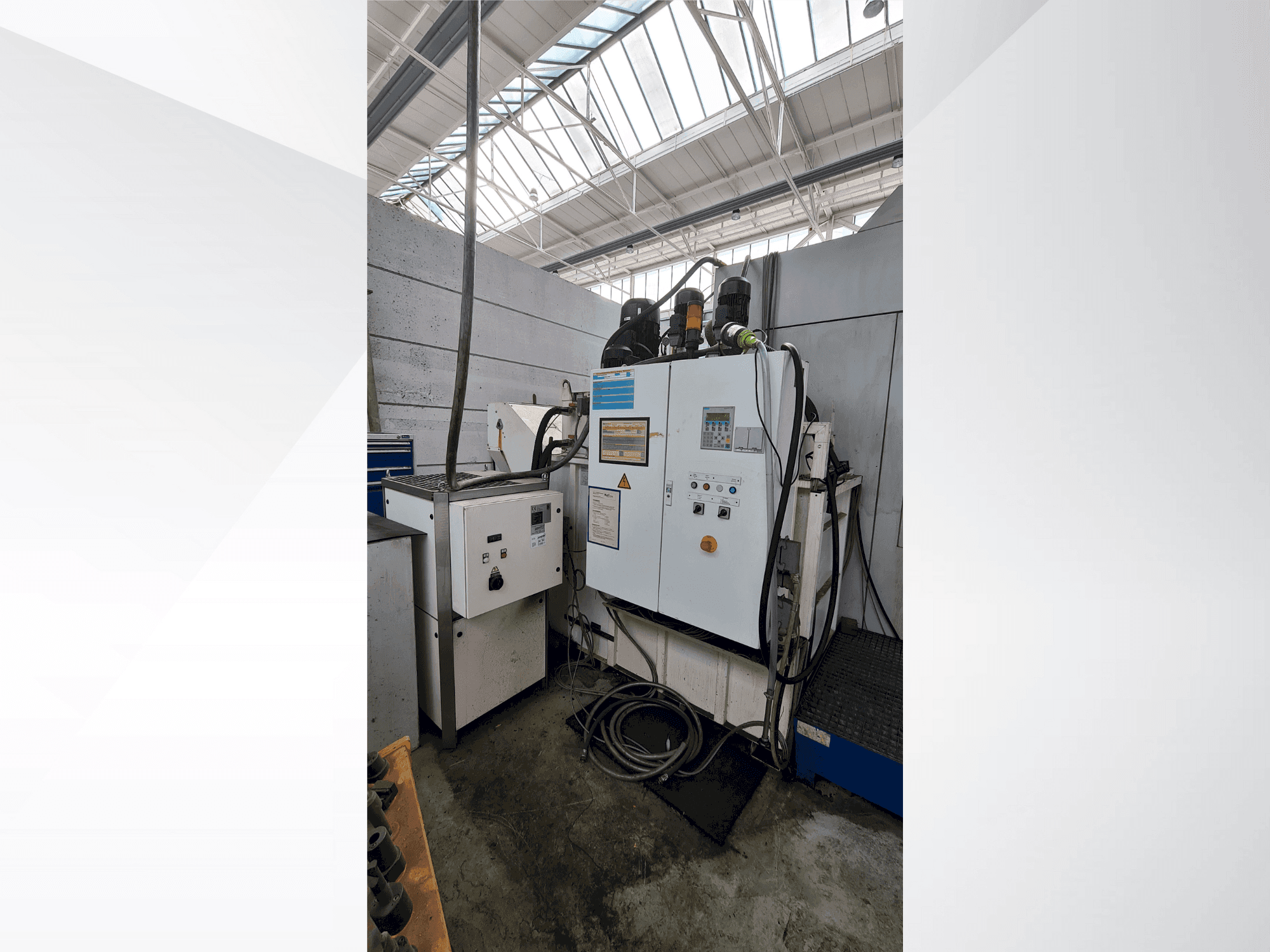 Vooraanzicht van OSG EX-CELL-O XS425 machine