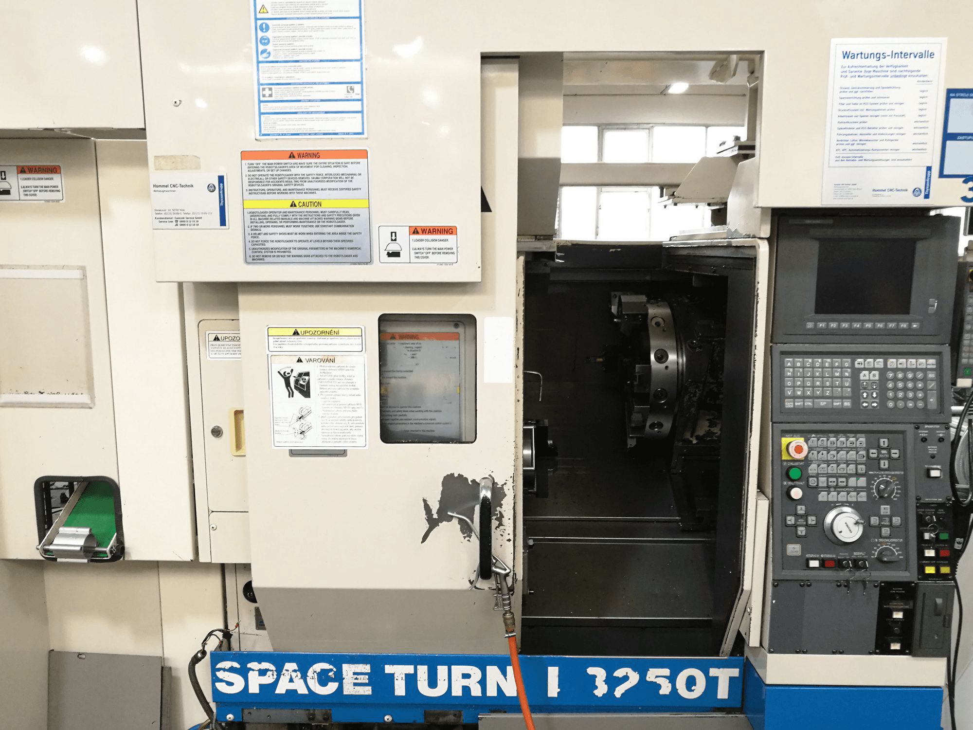 Vooraanzicht van Okuma SPACE TURN LB250T machine