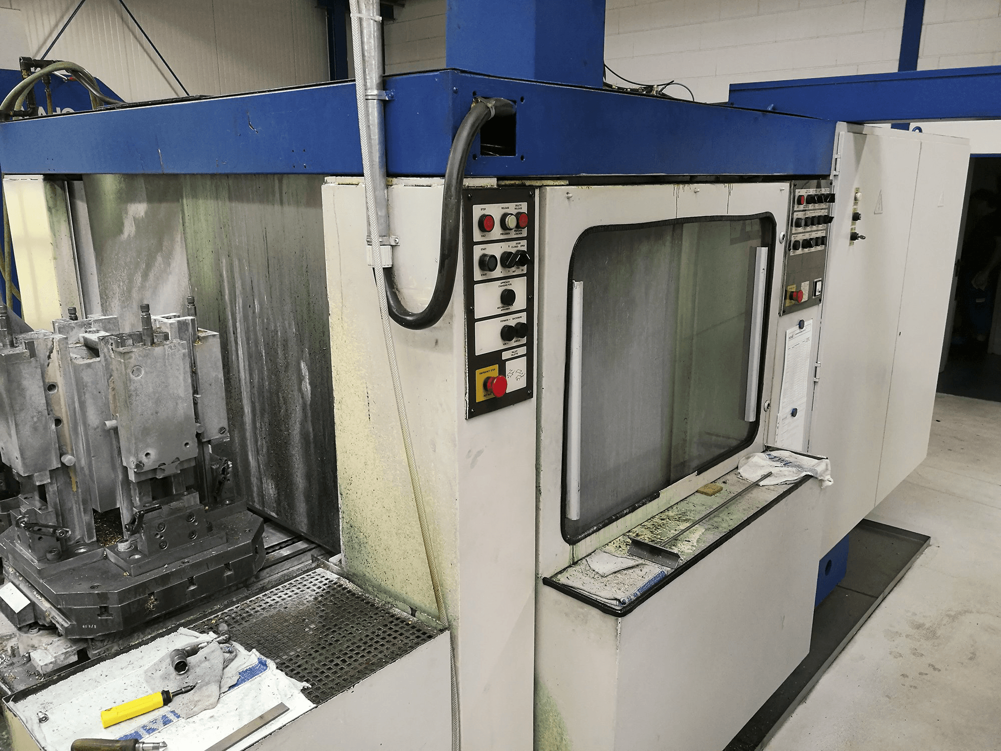 Links zicht van Hueller Hille NBH 70 machine