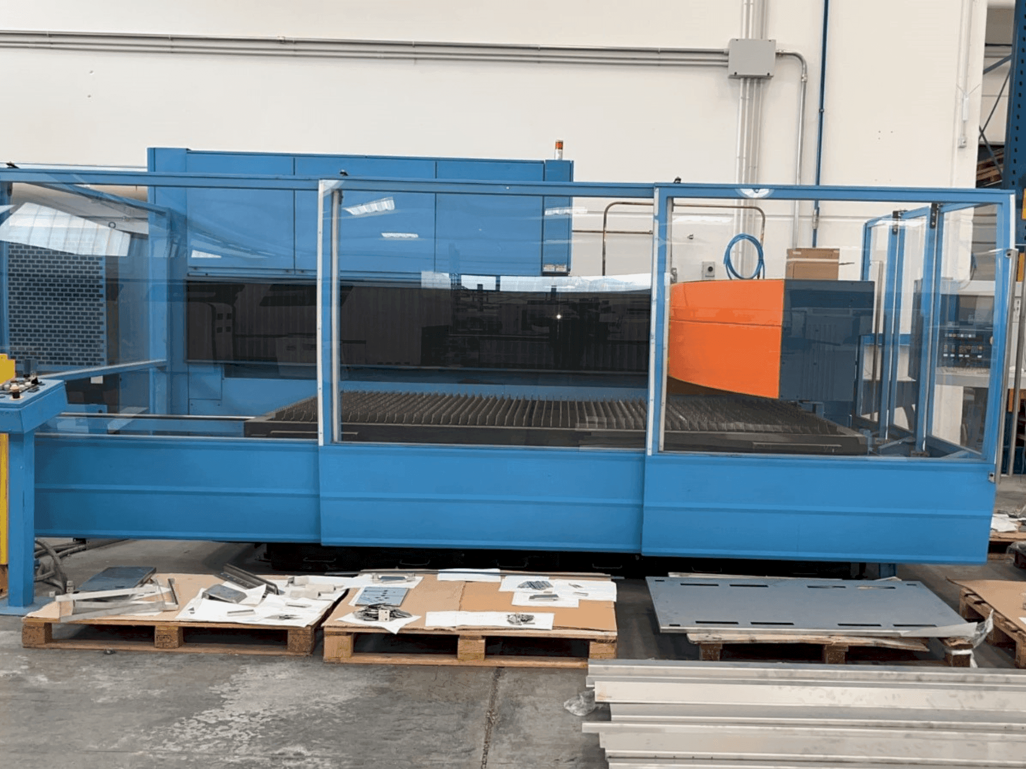 Vooraanzicht van Prima Industrie Platino 1530 PL 9000 machine