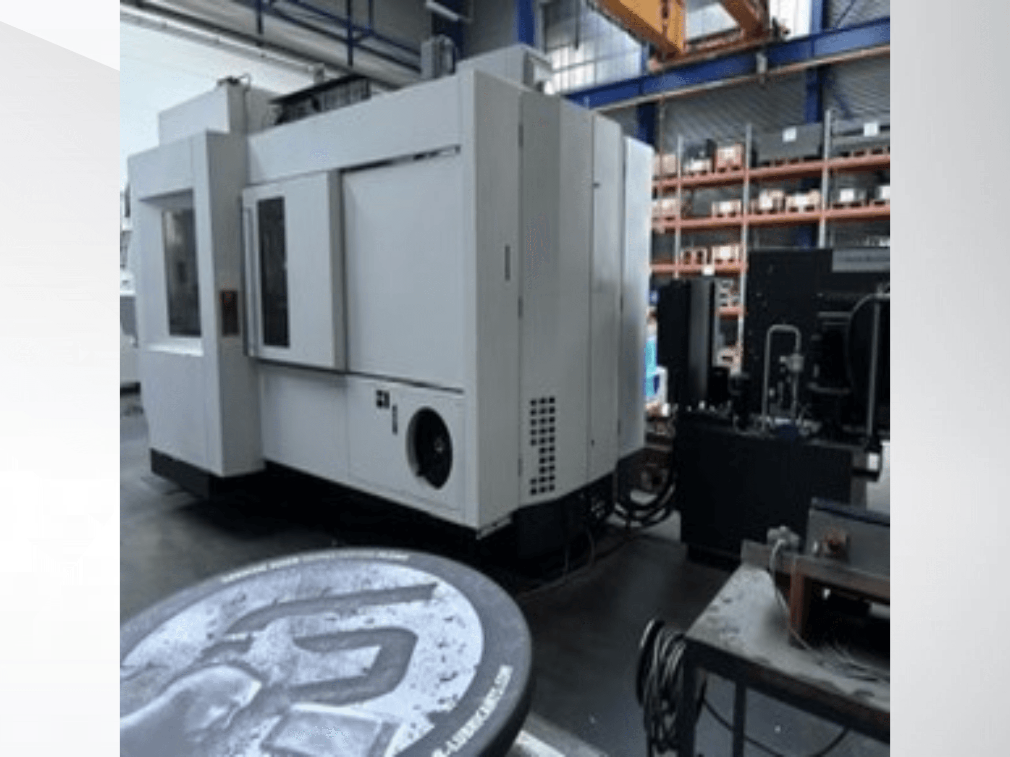 Wit MIKRON HPM 1350 U universeel bewerkingscentrum in een werkplaats, zijaanzicht met groot bedieningspaneel en industriële omgeving.