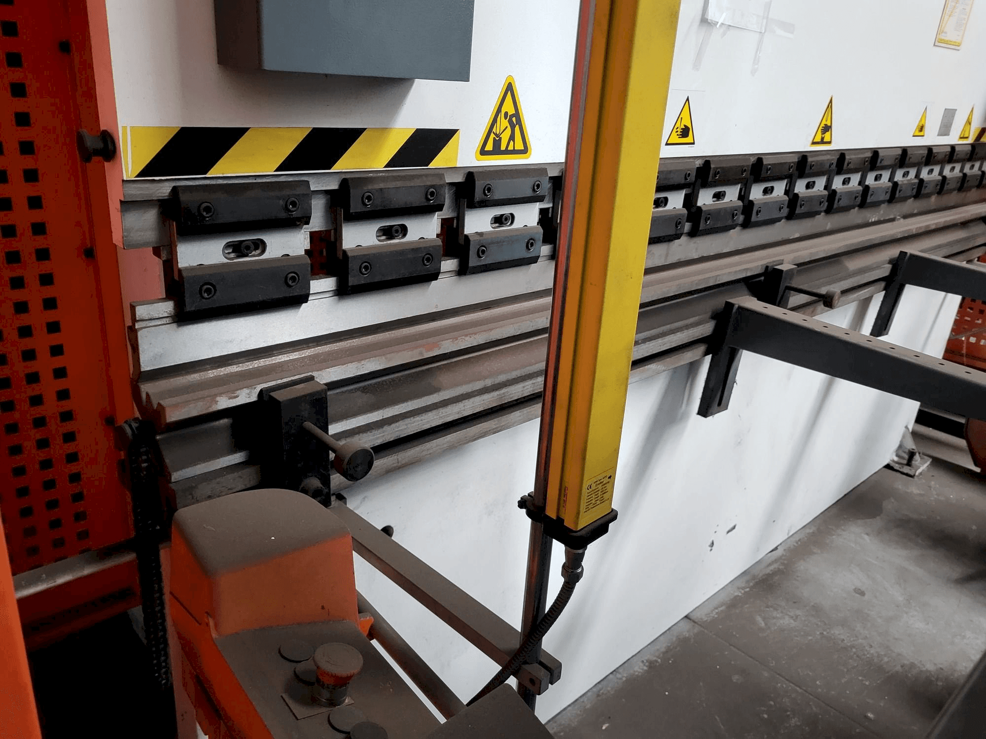 Linkerzijdeaanzicht van YSD PPT/135/30 NC machine