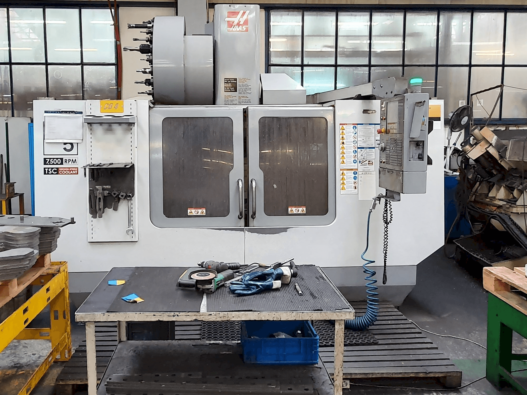 Vooraanzicht van HAAS VF-5 / 50HE machine