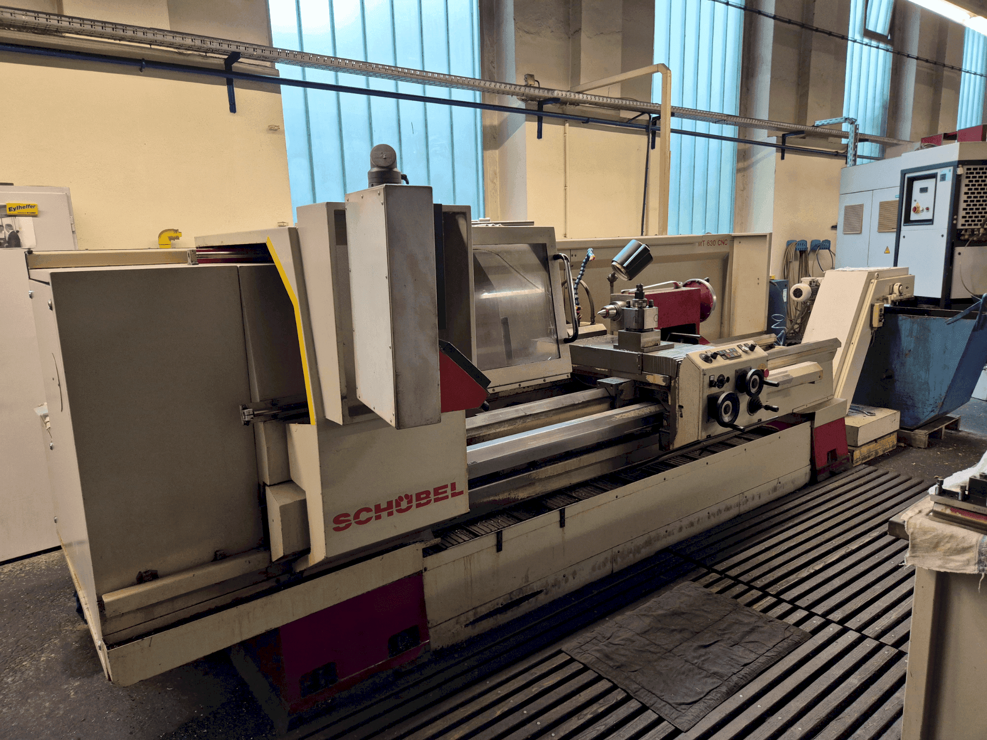 Vooraanzicht van SCHÜBEL MT 630 CNC machine