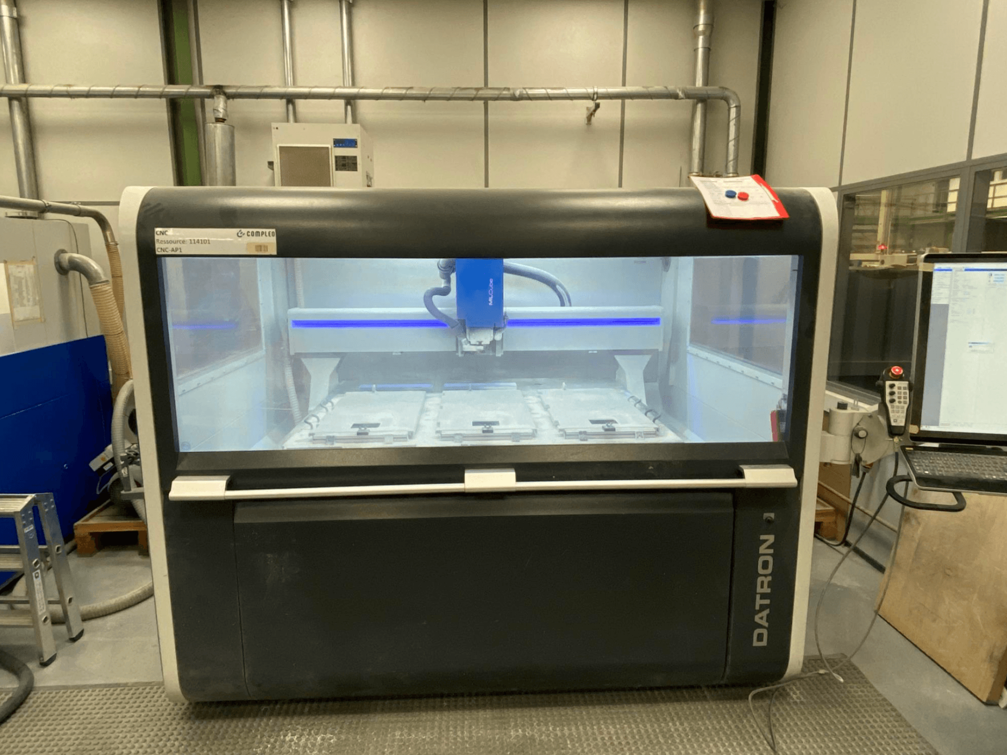 Datron MLCube B verticaal bewerkingscentrum, vooraanzicht, met het machine-interieur en bedieningspaneel.