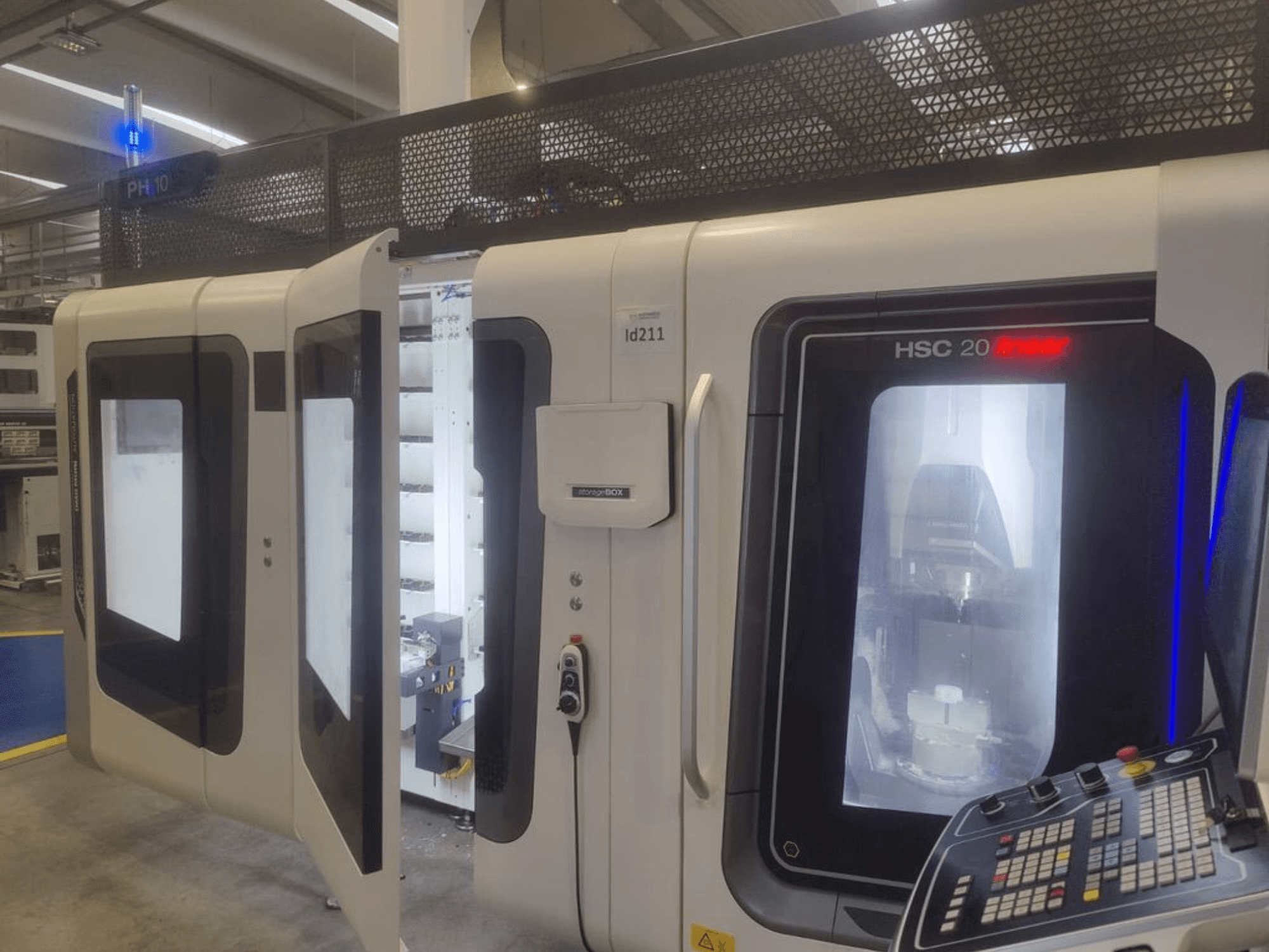 DMG MORI HSC 20 verticaal bewerkingscentrum, vooraanzicht, met open deuren die het bewerkingsinterieur en bedieningspaneel onthullen.