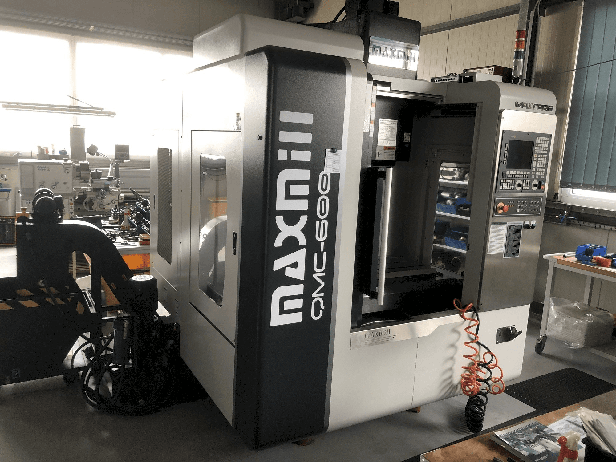 Vooraanzicht van MAXMILL QMC-600 machine