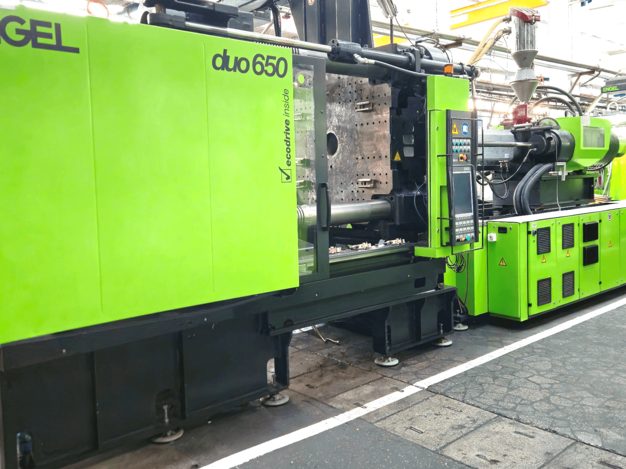 ENGEL duo 650 spuitgietmachine, vooraanzicht, heldergroene kleur, met bedieningspaneel en trechter zichtbaar.