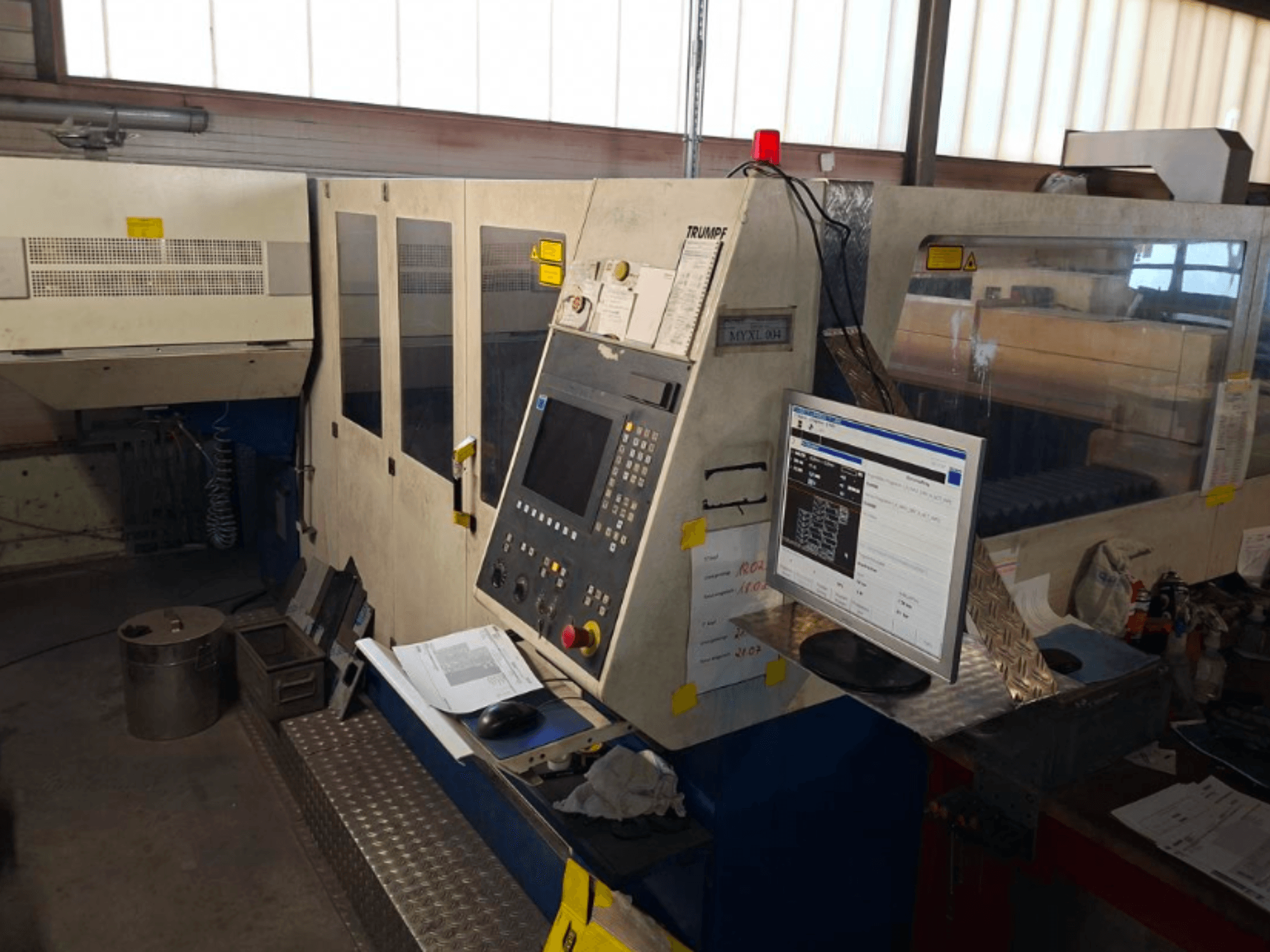 TRUMPF Trumatic L 4030 CO2 lasersnijmachine, vooraanzicht met bedieningspaneel en monitor, met details van de werkruimte zichtbaar.