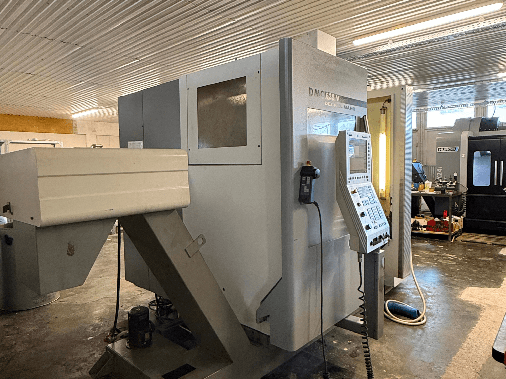 DMC G635V freesmachine in een werkplaats, vooraanzicht met bedieningspaneel en aangesloten elektrisch gereedschap zichtbaar.